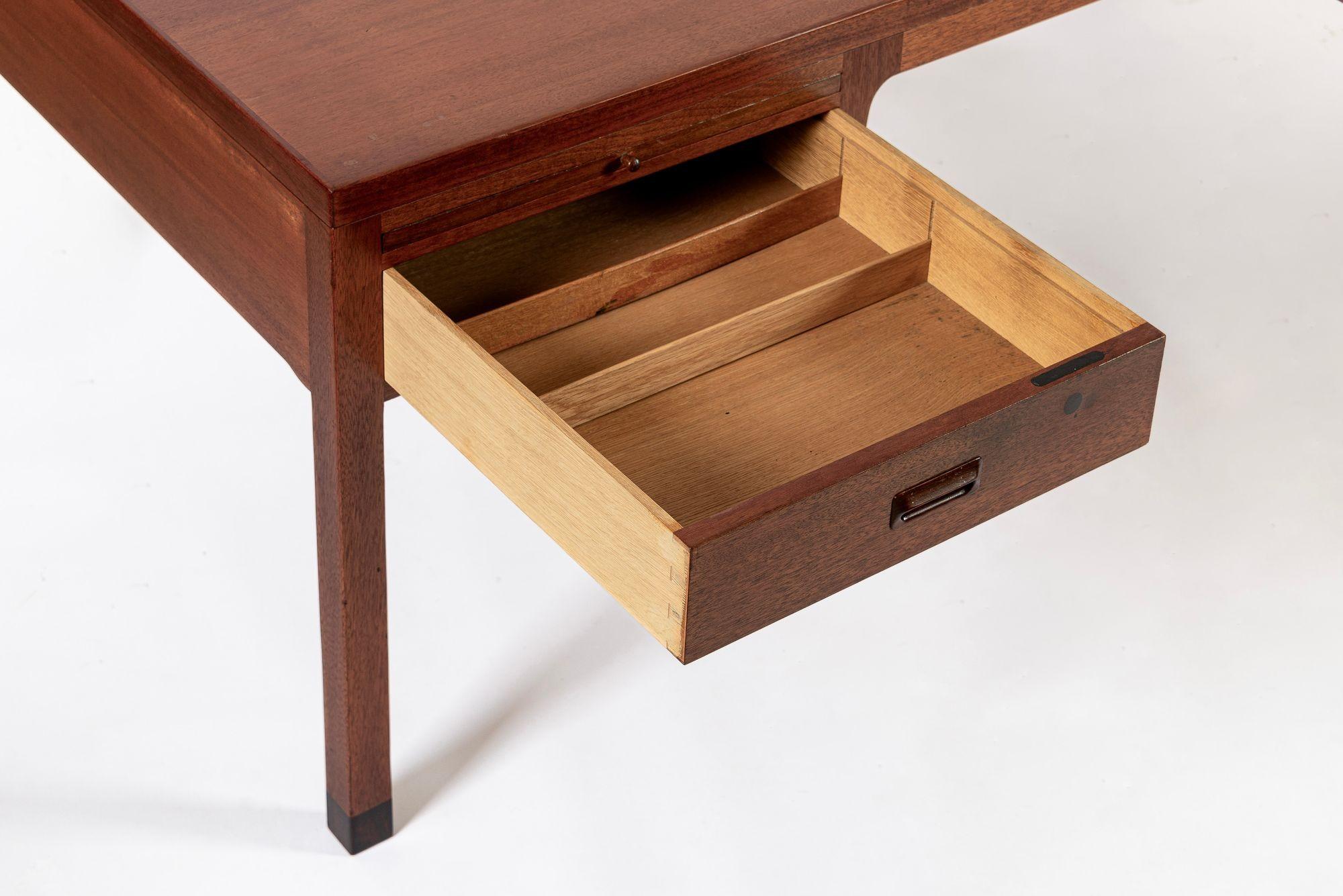 Grande scrivania direzionale in legno di mogano del Mid Century Danish Modern in vendita 3