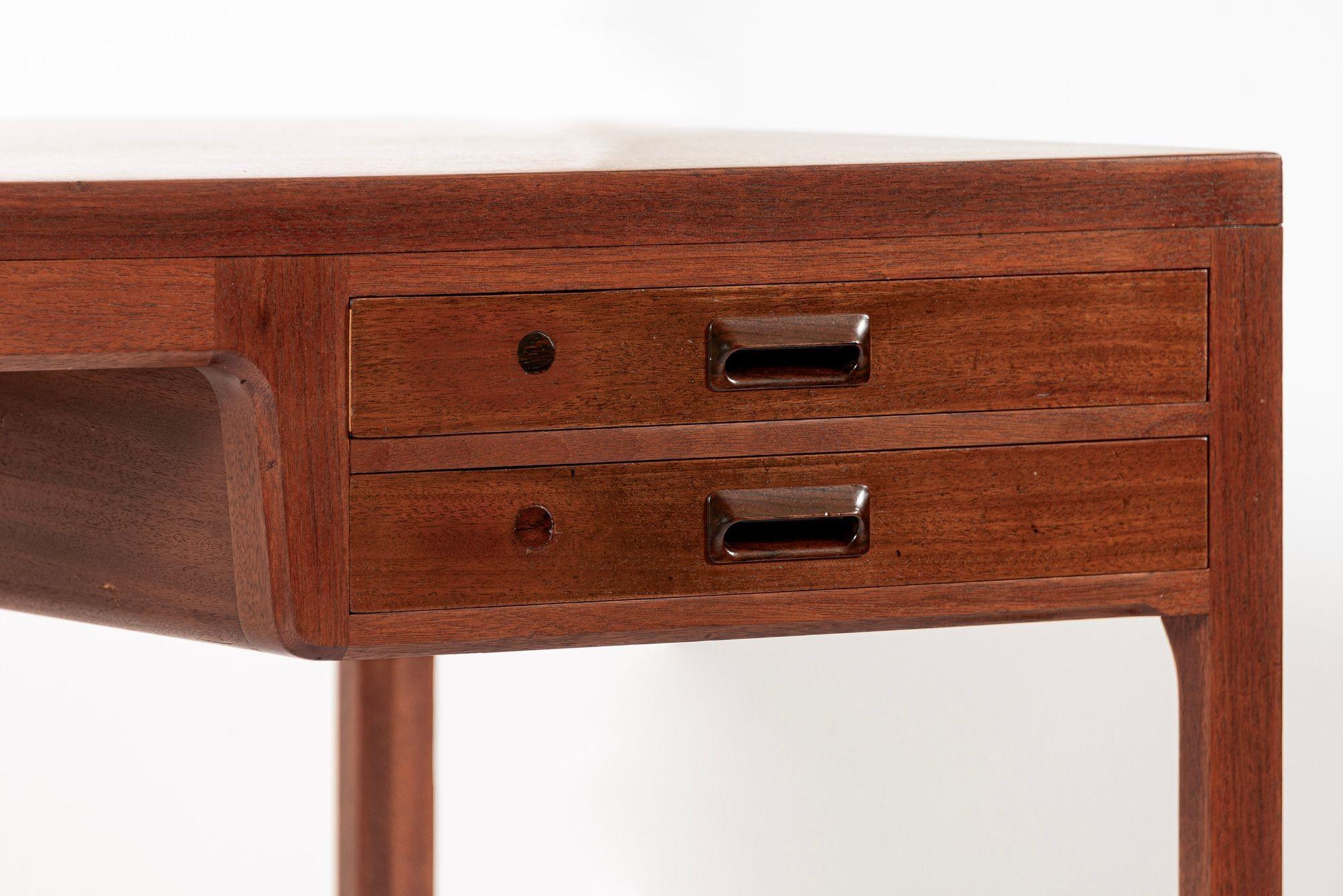 Grande scrivania direzionale in legno di mogano del Mid Century Danish Modern in vendita 5