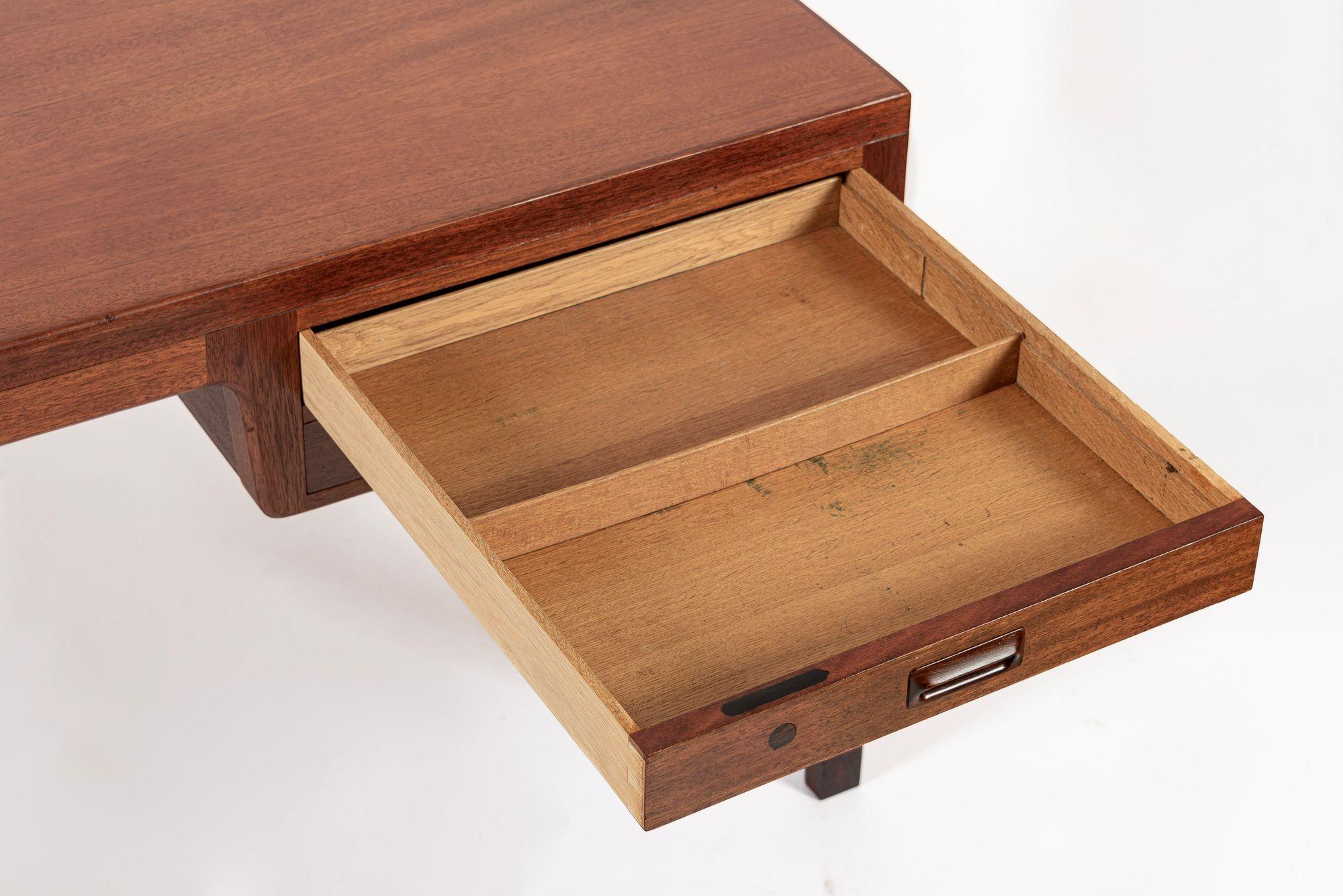 Grande scrivania direzionale in legno di mogano del Mid Century Danish Modern in vendita 6