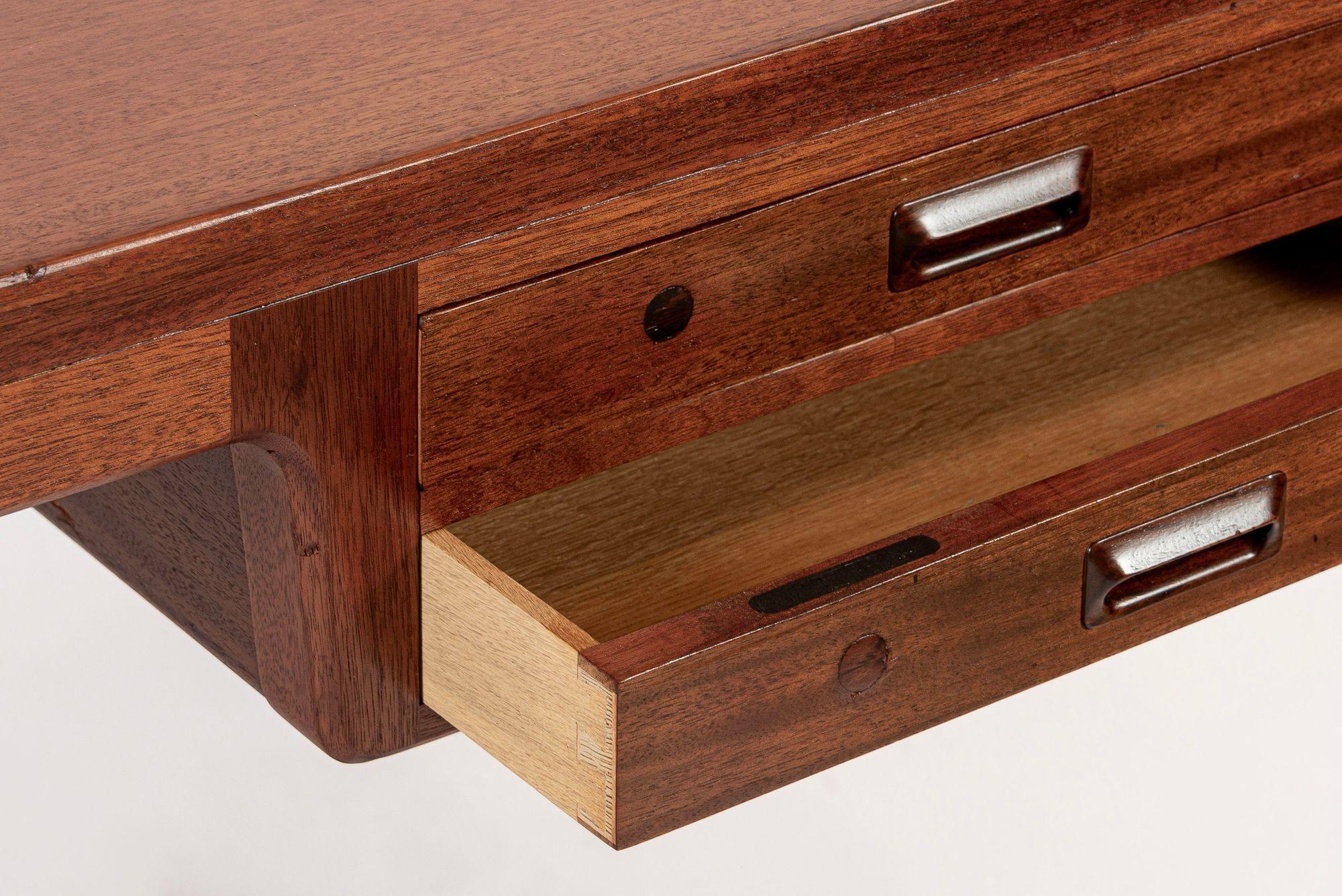 Grande scrivania direzionale in legno di mogano del Mid Century Danish Modern in vendita 7