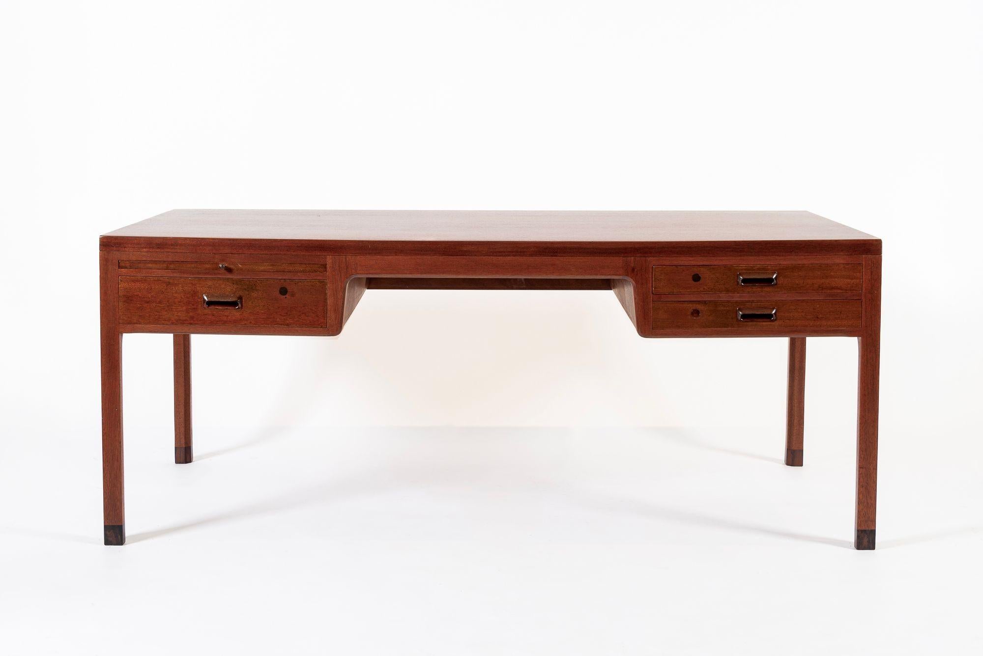 Questa eccezionale scrivania danese moderna di metà secolo in legno di mogano è stata realizzata da Morten Olsen & Son in Danimarca nel 1960 circa. Questa grande scrivania direzionale ha un classico design moderno scandinavo con linee pulite e