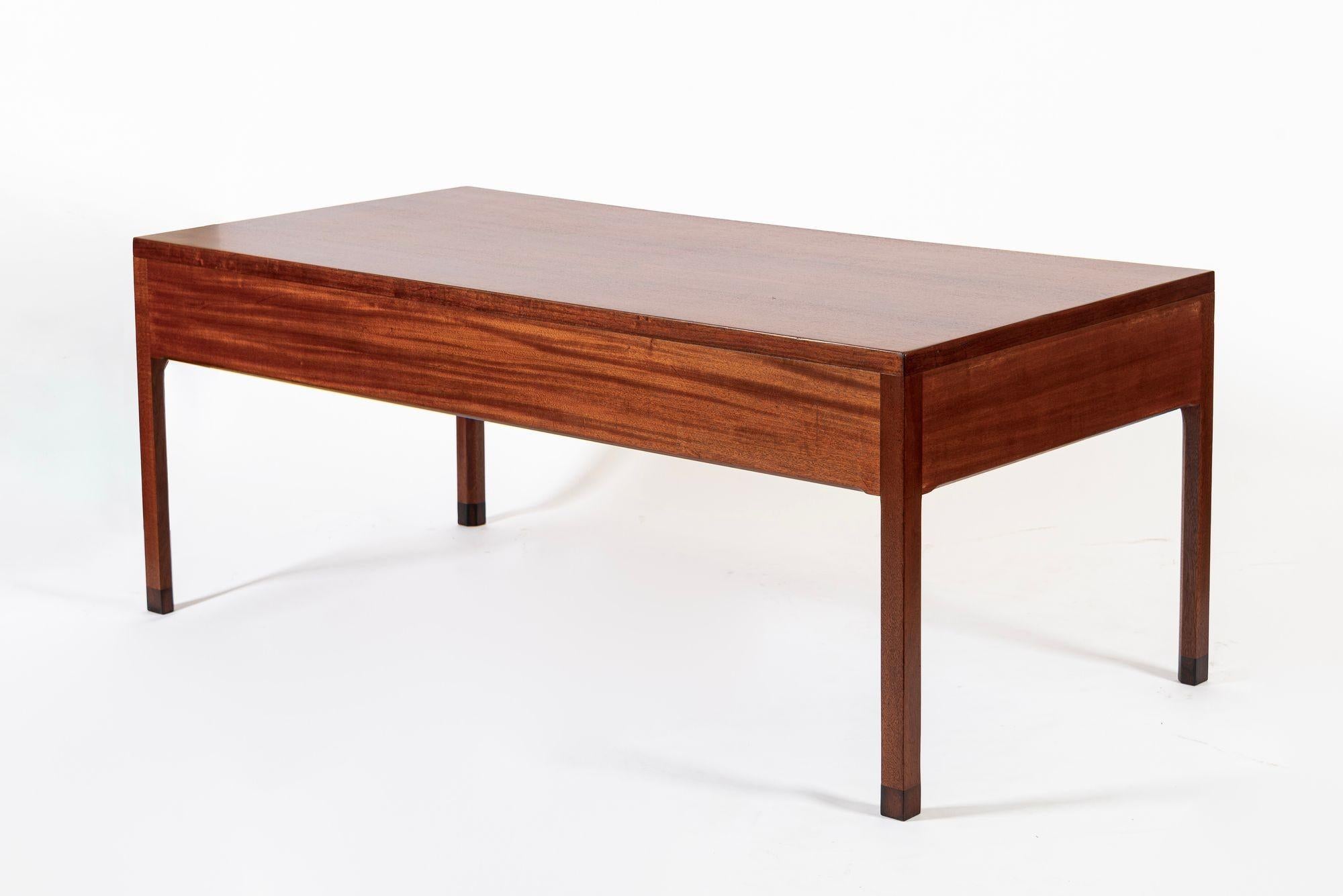 Mid-Century moderno Grande scrivania direzionale in legno di mogano del Mid Century Danish Modern in vendita