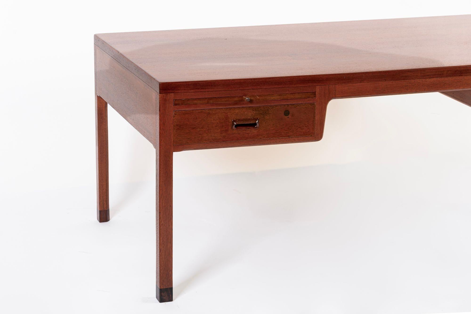 XX secolo Grande scrivania direzionale in legno di mogano del Mid Century Danish Modern in vendita