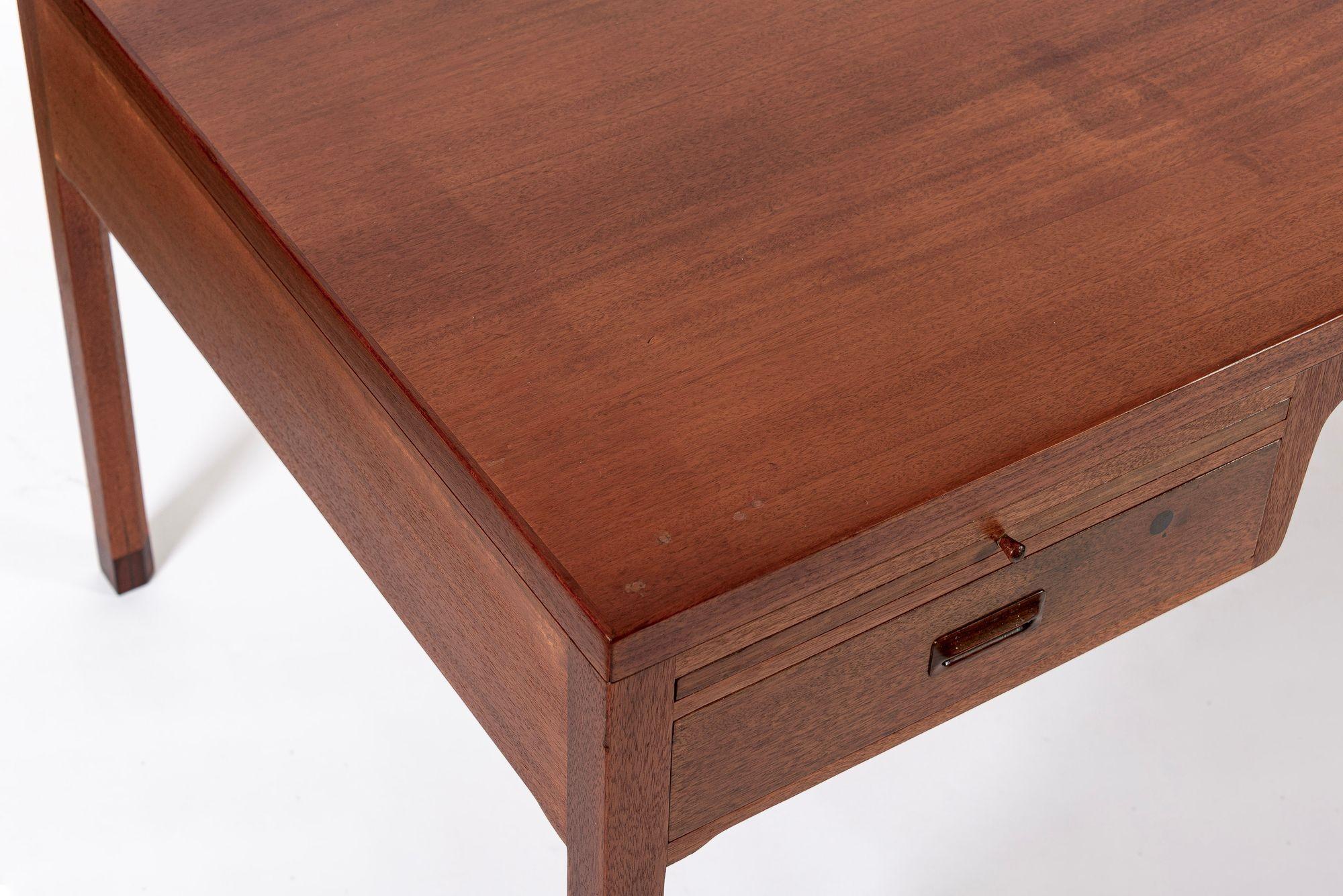 Legno Grande scrivania direzionale in legno di mogano del Mid Century Danish Modern in vendita