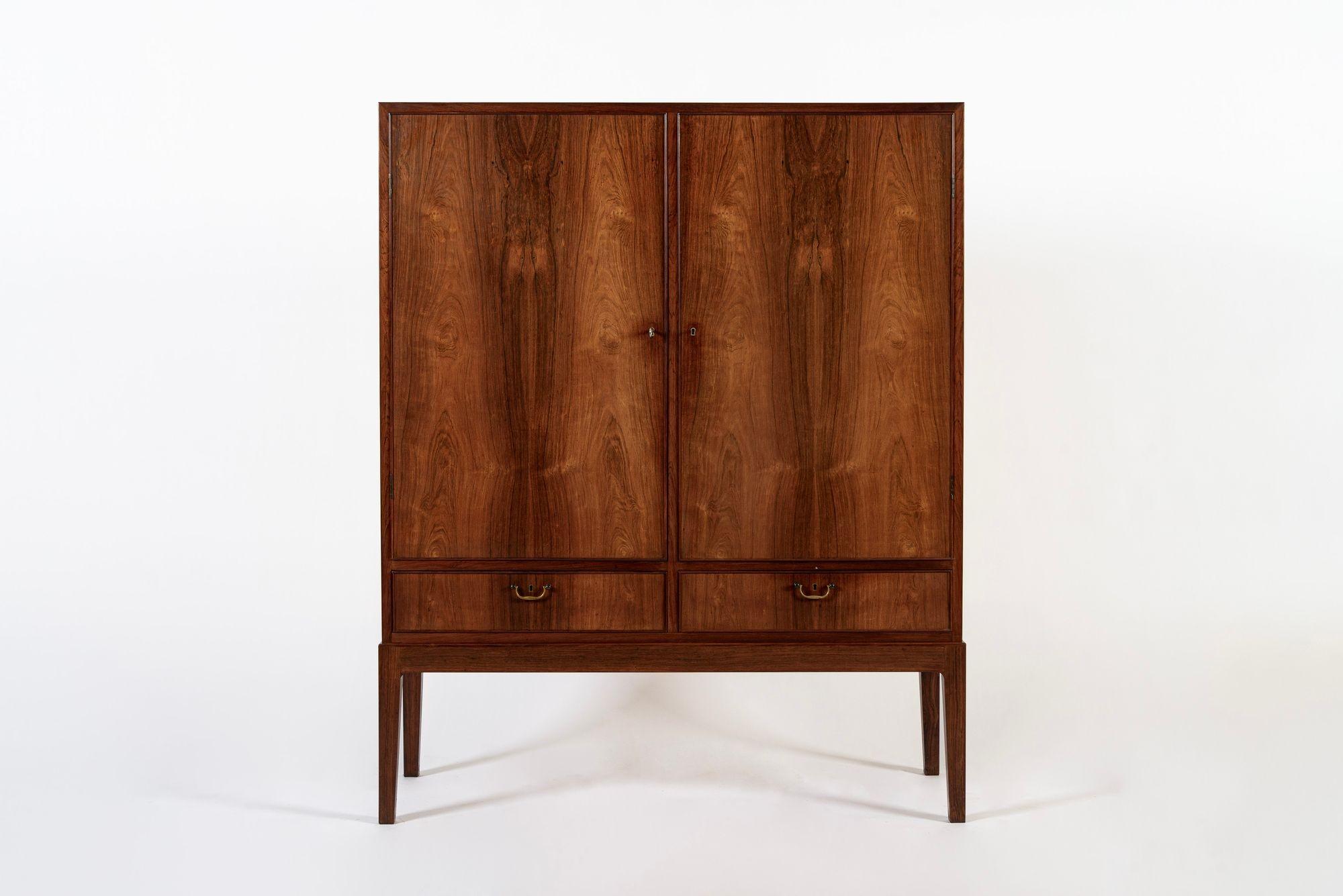 Questo eccezionale mobile danese moderno in legno di palissandro della metà del secolo scorso, realizzato alla maniera di Kaare Klint, risale al 1960 circa. Questo mobile di grandi dimensioni in stile ebanista è elegantemente proporzionato con linee