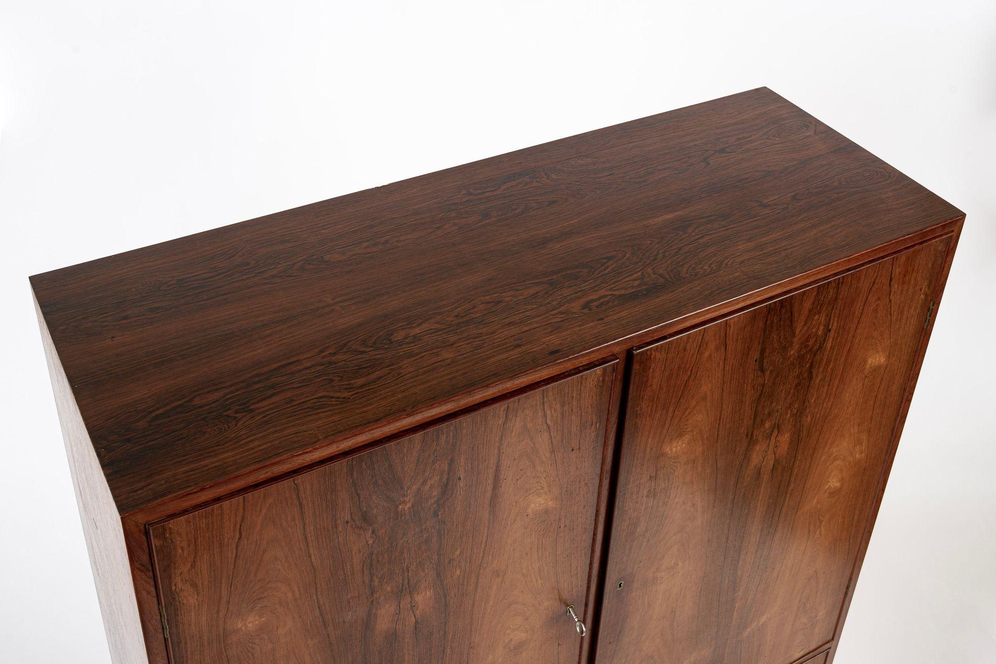 Grande armadio in palissandro danese moderno della metà del secolo scorso 1960 in vendita 1