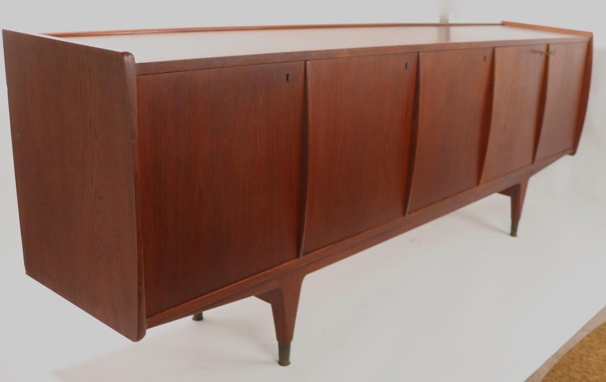 Large Mid Century  Danish Modern Teak Credenza In Good Condition In New York, NY
