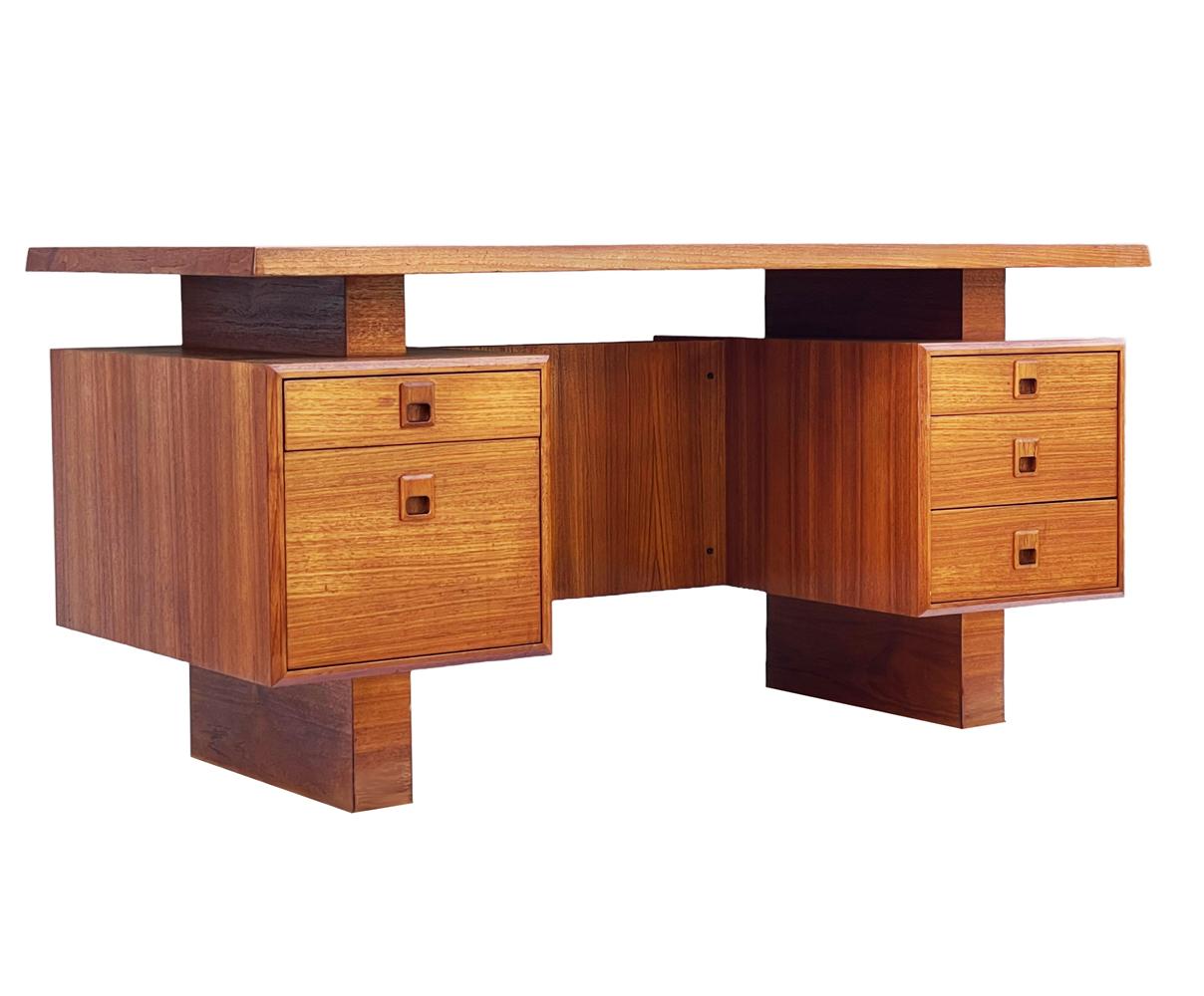 Großer Teakholz-Schreibtisch aus Dänemark CIRCA 1960er Jahre. Wunderschönes schwebendes Top-Design mit viel Stauraum. Sehr sauber und einsatzbereit. 