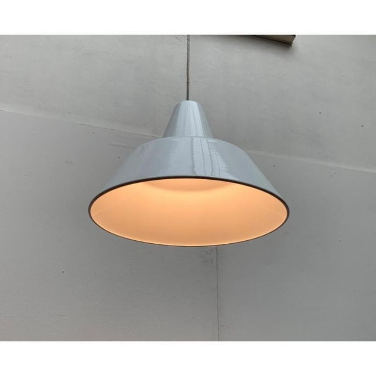 Simple enamel pendant light from the Danish manufacturer Louis Poulsen. Also known as an enamel amature or Arbejdspendel. Here in the rare, large version with a diameter of 45 cm.

An archetypal design. Functional pendulum in classic form of an