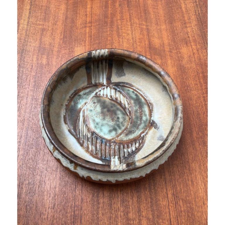 Mid-Century moderno Grande ciotola in Studio Pottery danese di metà secolo di Aksel Larsen per Axella, 1960 in vendita