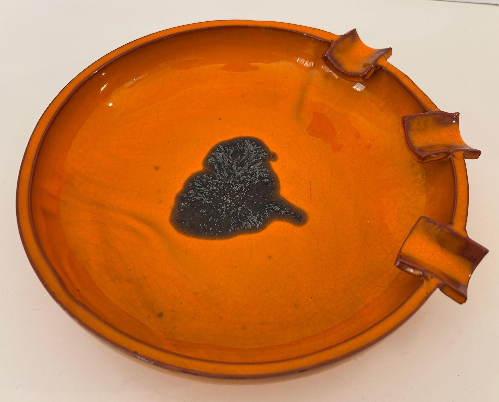 Grand cendrier en poterie de studio danoise du milieu du siècle à glaçure orange vif - Bol à lave brutaliste, années 1950-60
Ce remarquable cendrier en poterie danoise de studio du milieu du siècle est une trouvaille rare et sculpturale, fabriquée à