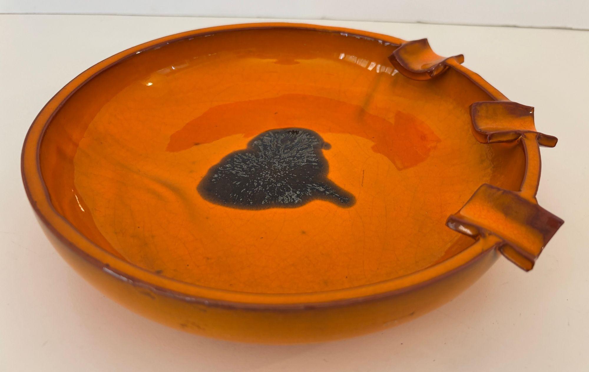 Danois Grande poterie danoise de Studio A du milieu du siècle à glaçure orange vif Brutalist 1960s en vente