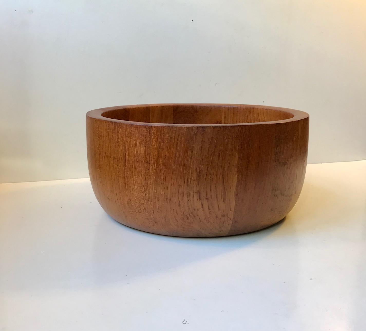 A large organically shaped fruit or salad bowl. It made from solid stacked teak. Manufactured and designed by Richard Nissen in Denmark during the 1960s in a style reminiscent of Kay Bojesen and Finn Juhl.