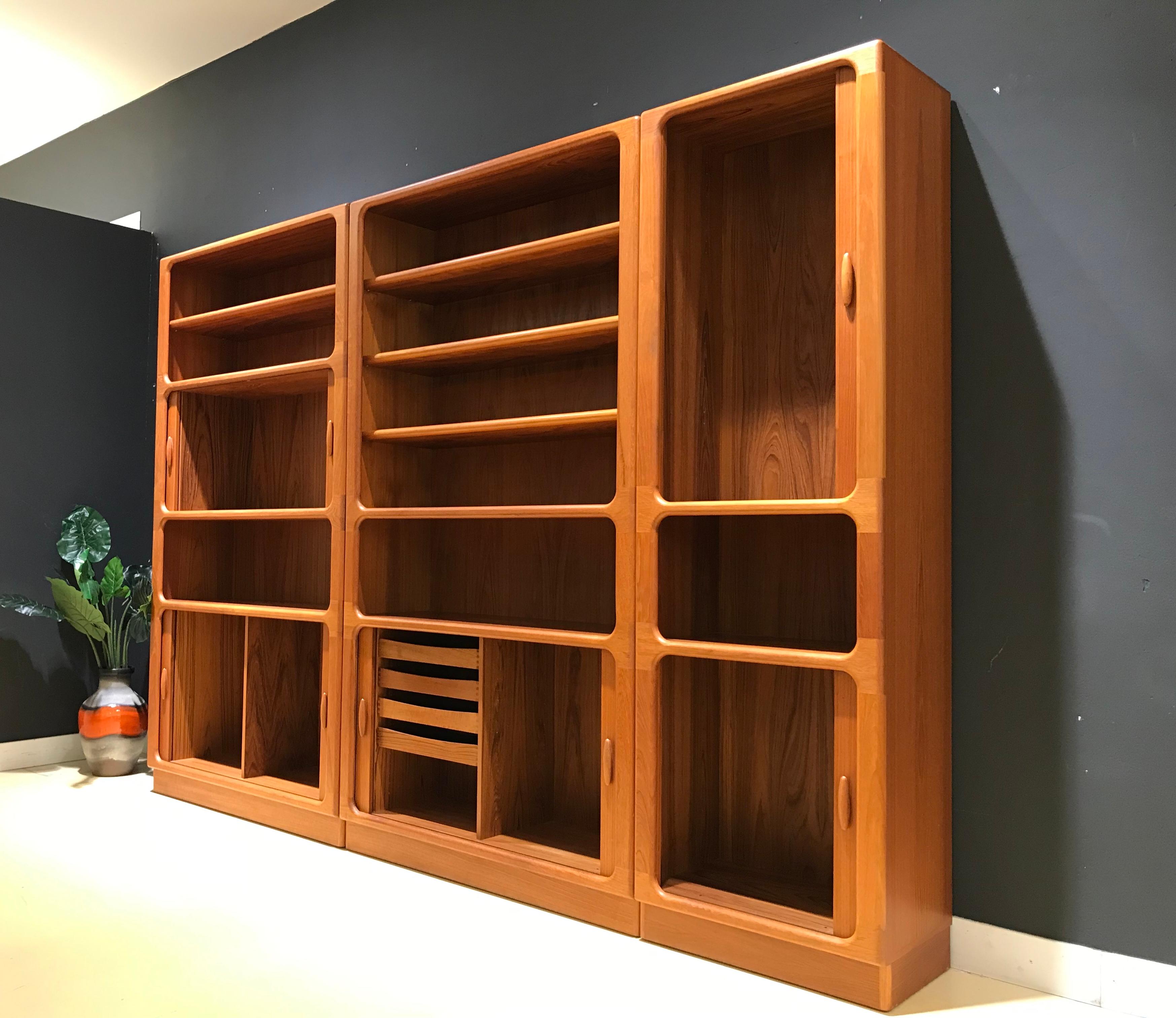 Large Midcentury Danish Teak Wall Unit by Niels Bach for Dyrlund, 1970s In Good Condition For Sale In Eindhoven, Netherlands