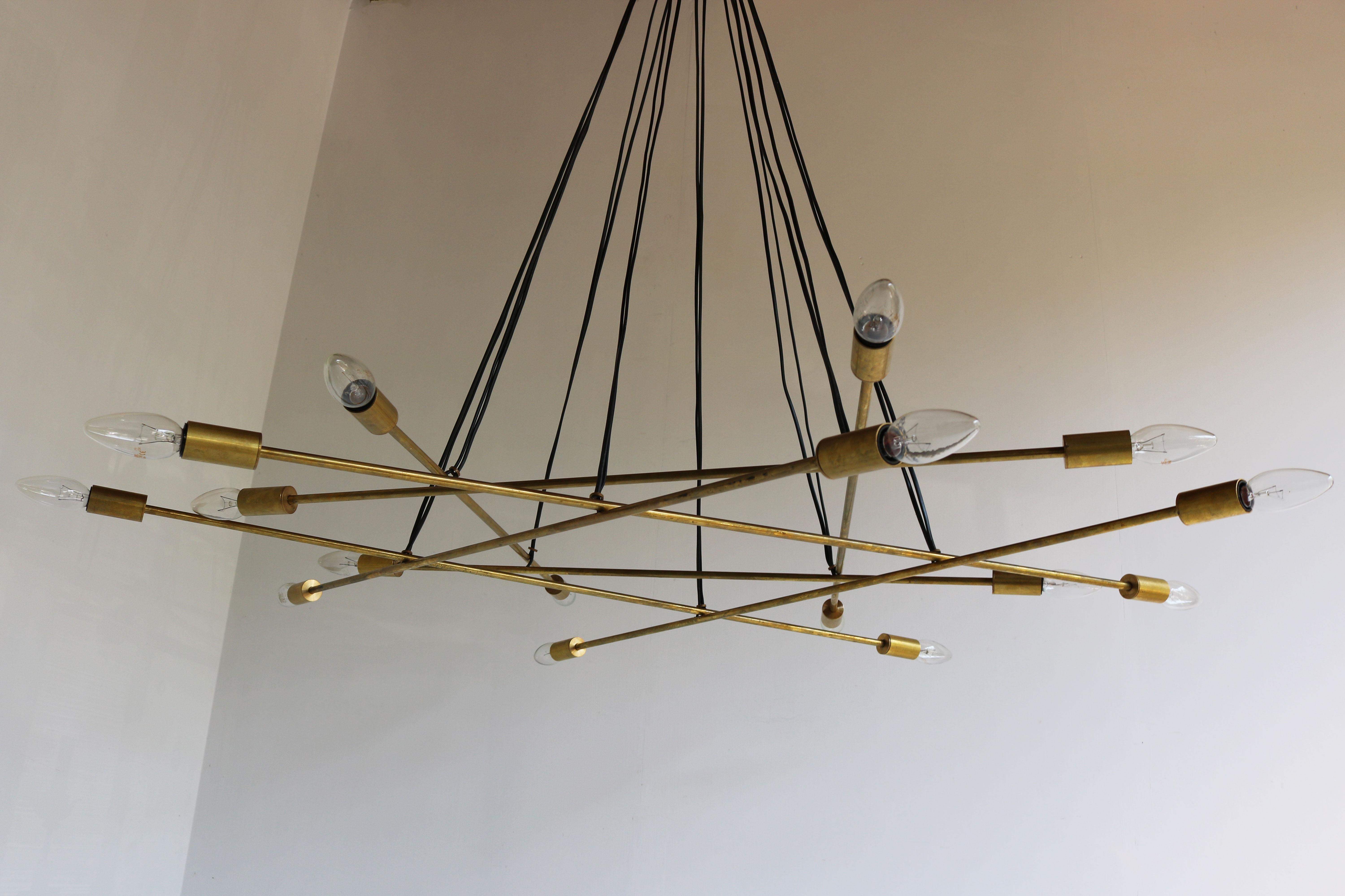 Grand lustre en laiton italien 1950, design du milieu du siècle, minimaliste, style Stilnovo en vente 3