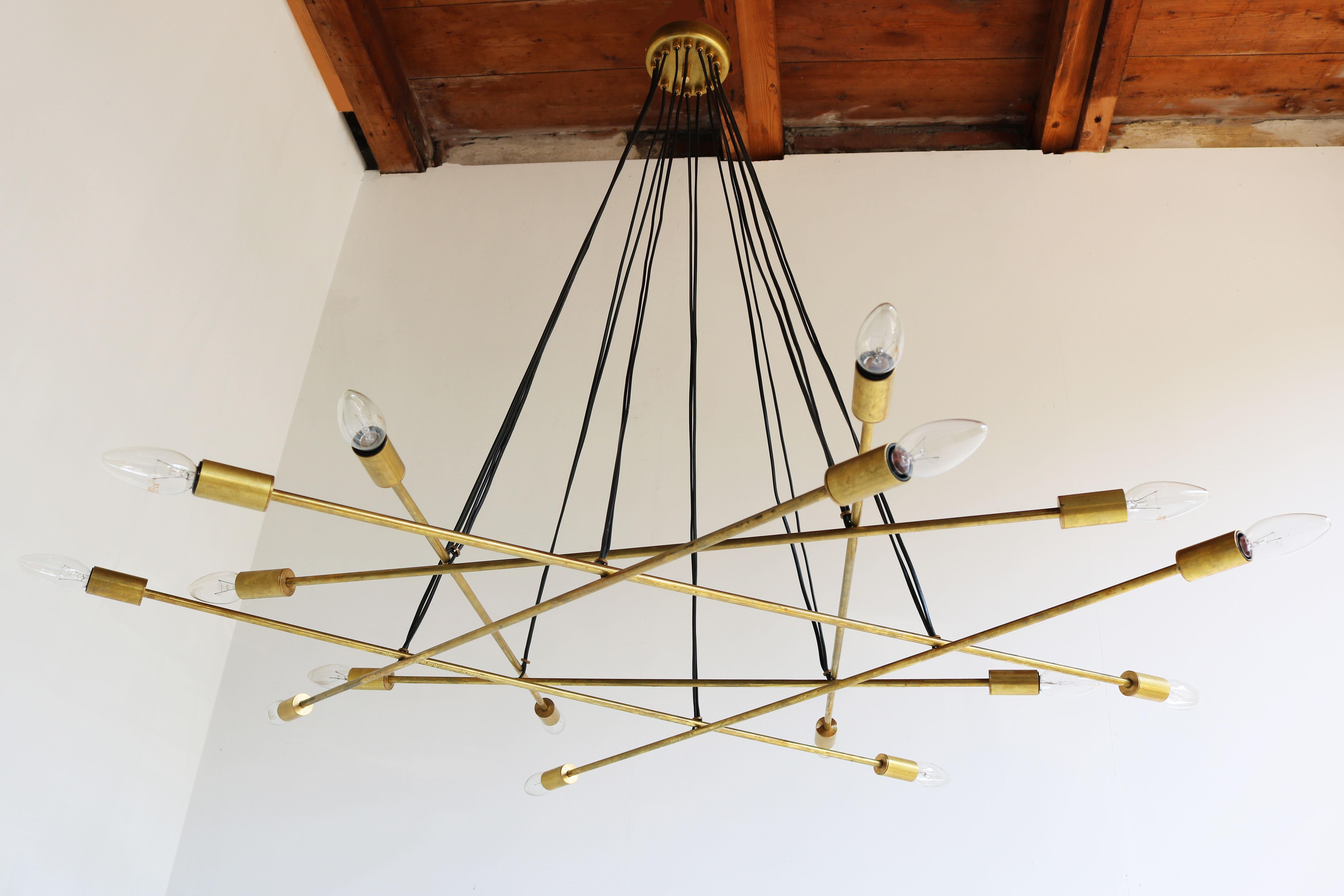 Grand lustre en laiton italien 1950, design du milieu du siècle, minimaliste, style Stilnovo en vente 5