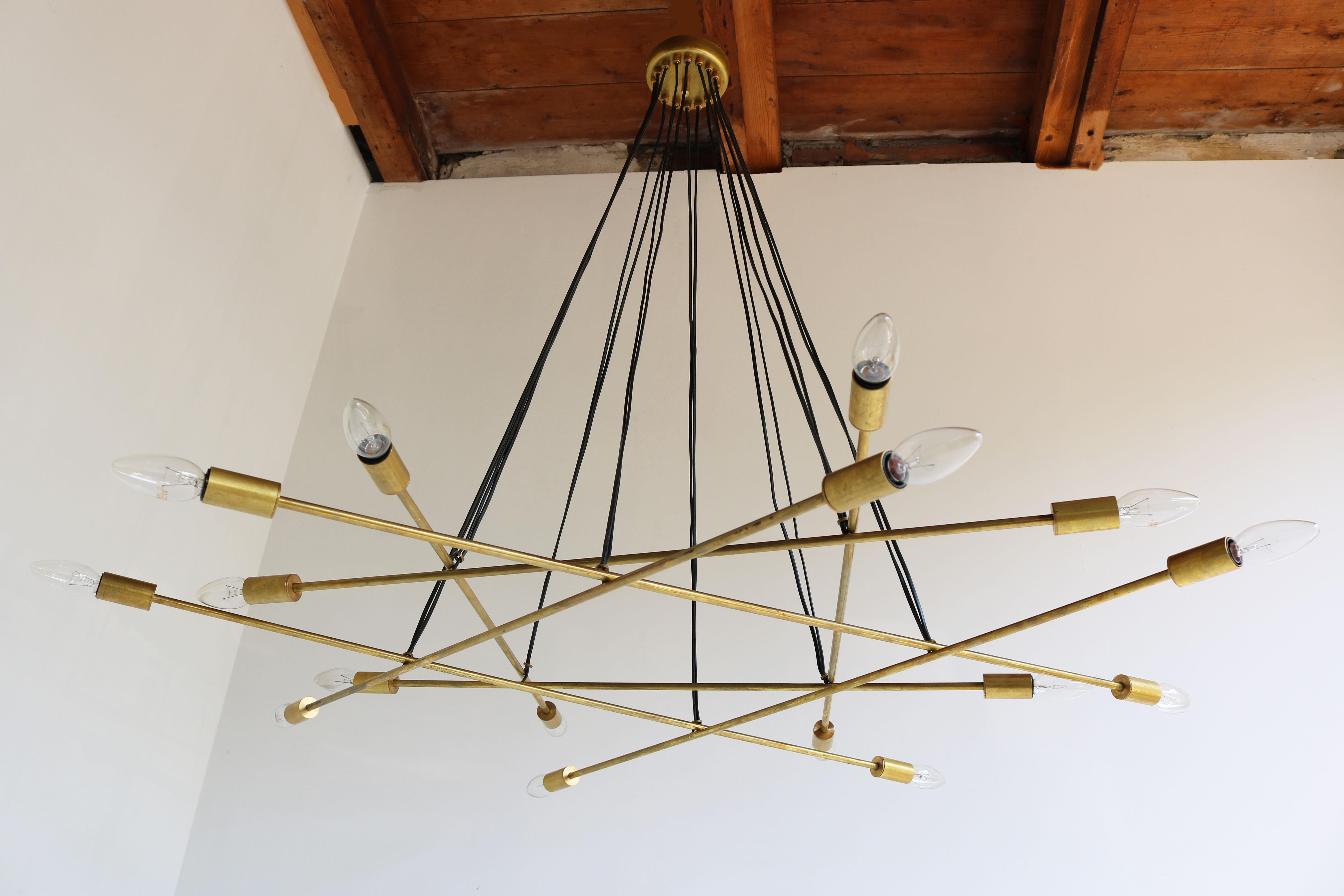 Grand lustre en laiton italien 1950, design du milieu du siècle, minimaliste, style Stilnovo en vente 9