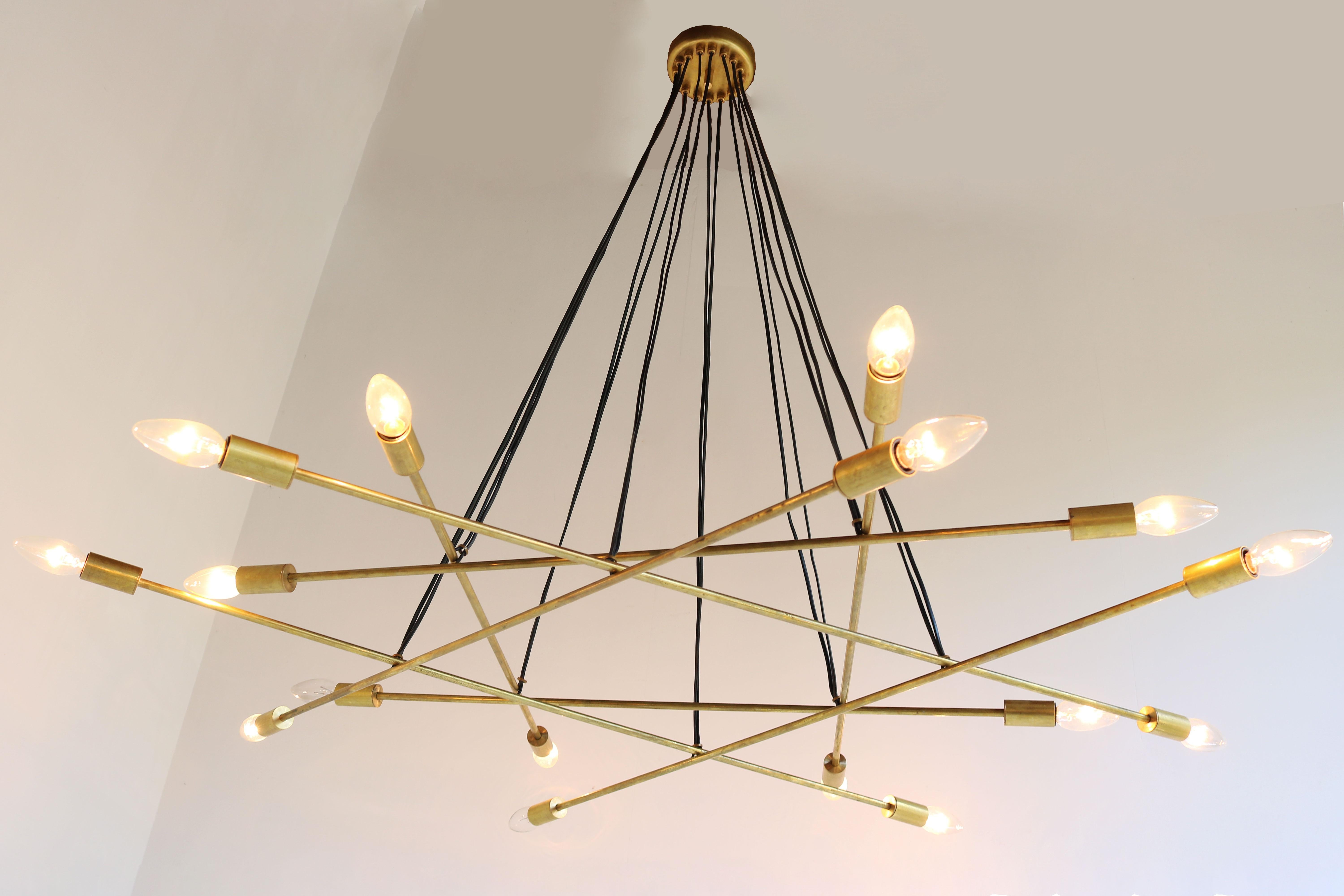 Le moins est le plus, comme le montre parfaitement ce lustre de design italien du milieu du siècle dernier, datant des années 1950, dans le célèbre style de design de Stilnovo / Arredoluce. Beau modèle de grande taille avec 16 prises de courant. 
Il