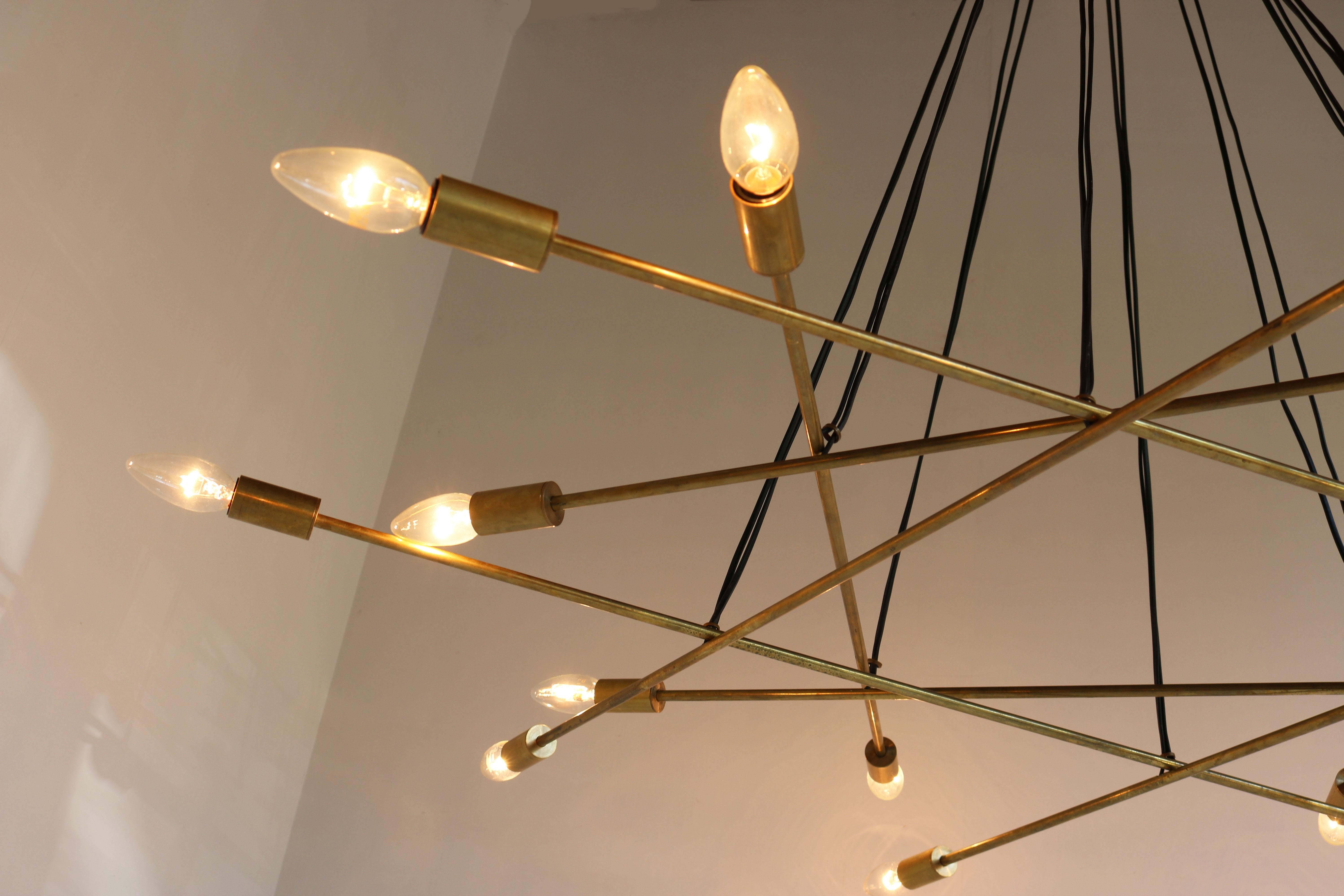 Fait main Grand lustre en laiton italien 1950, design du milieu du siècle, minimaliste, style Stilnovo en vente
