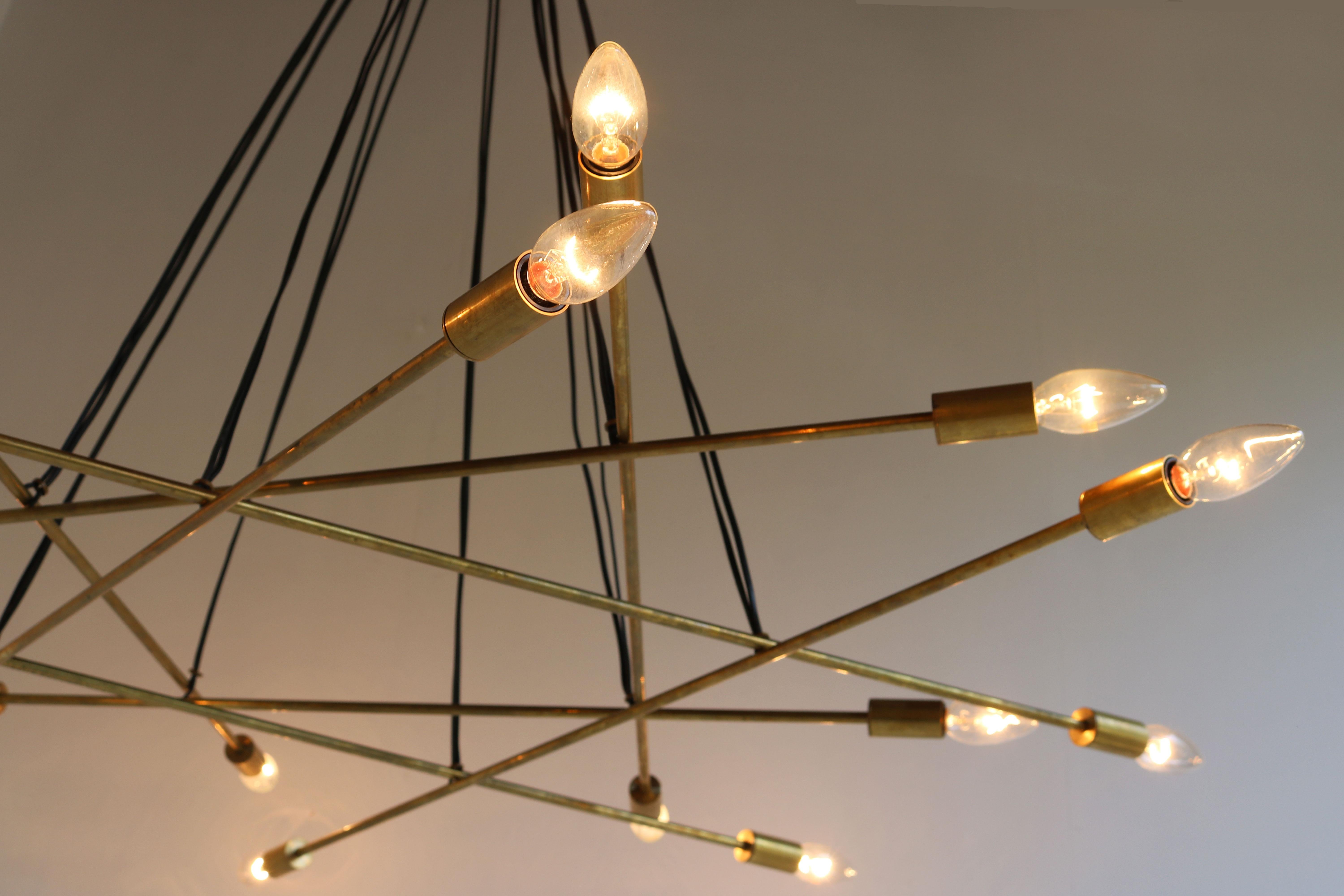Grand lustre en laiton italien 1950, design du milieu du siècle, minimaliste, style Stilnovo Bon état - En vente à Ijzendijke, NL