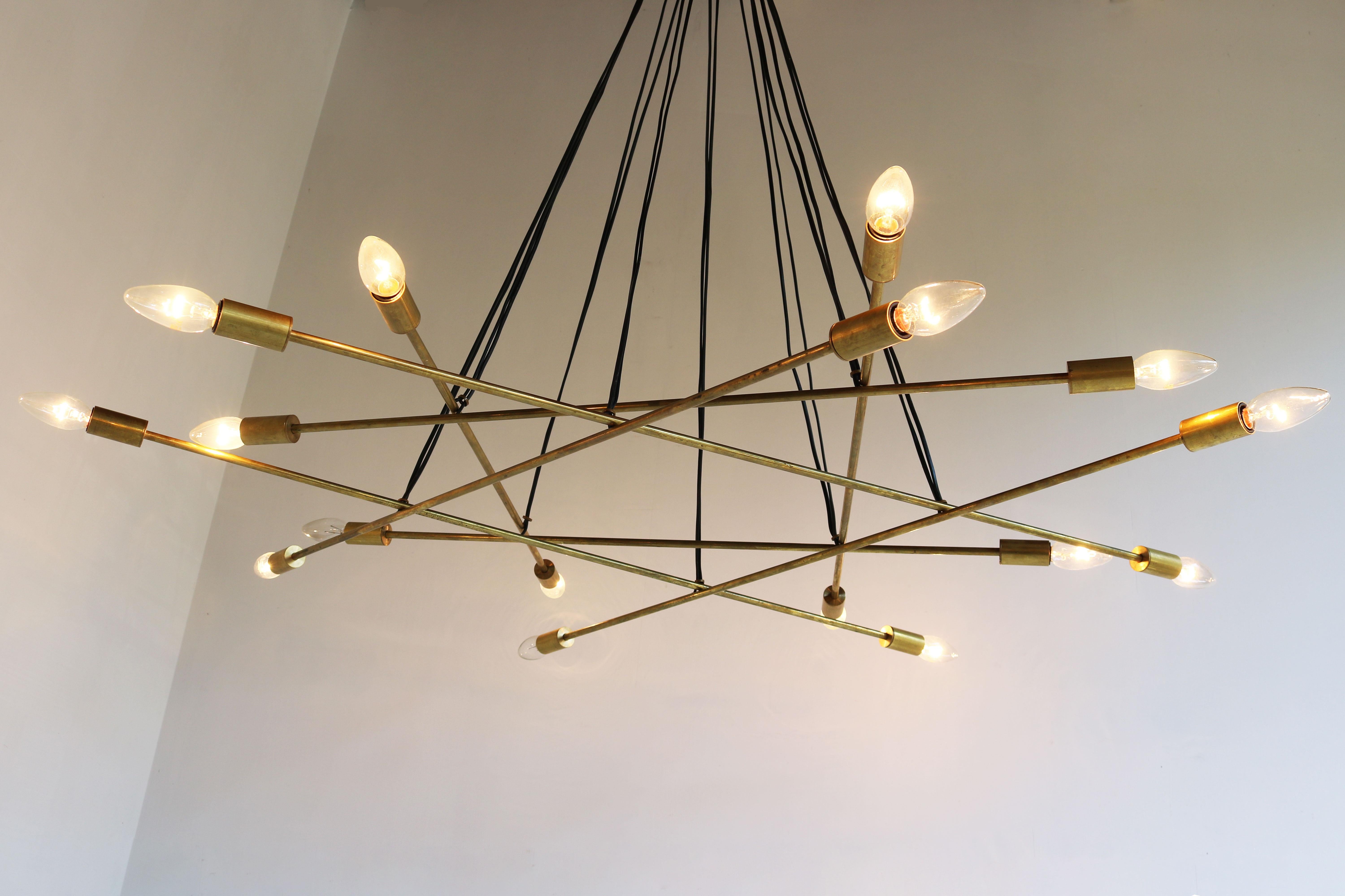 Milieu du XXe siècle Grand lustre en laiton italien 1950, design du milieu du siècle, minimaliste, style Stilnovo en vente