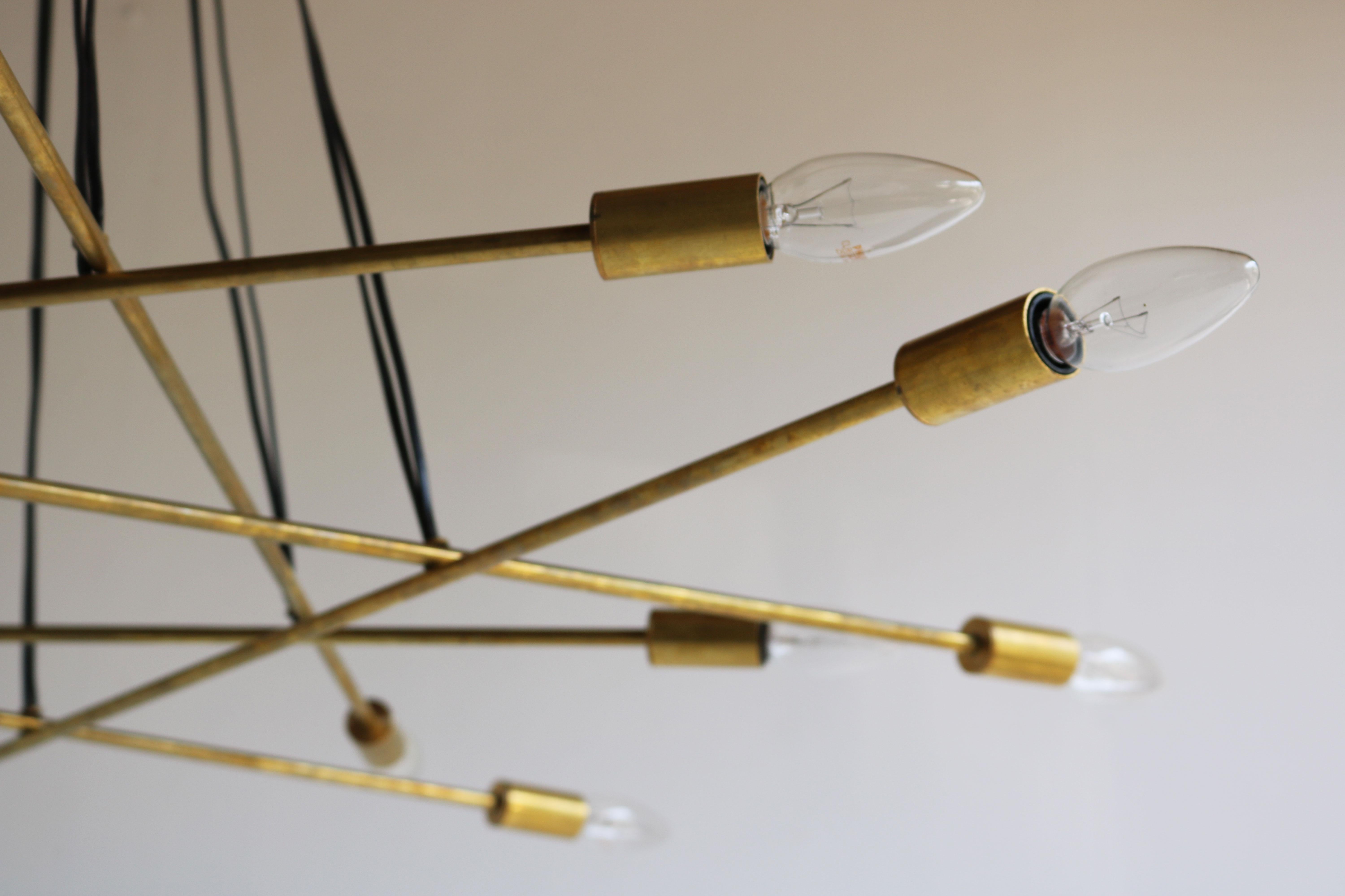 Métal Grand lustre en laiton italien 1950, design du milieu du siècle, minimaliste, style Stilnovo en vente