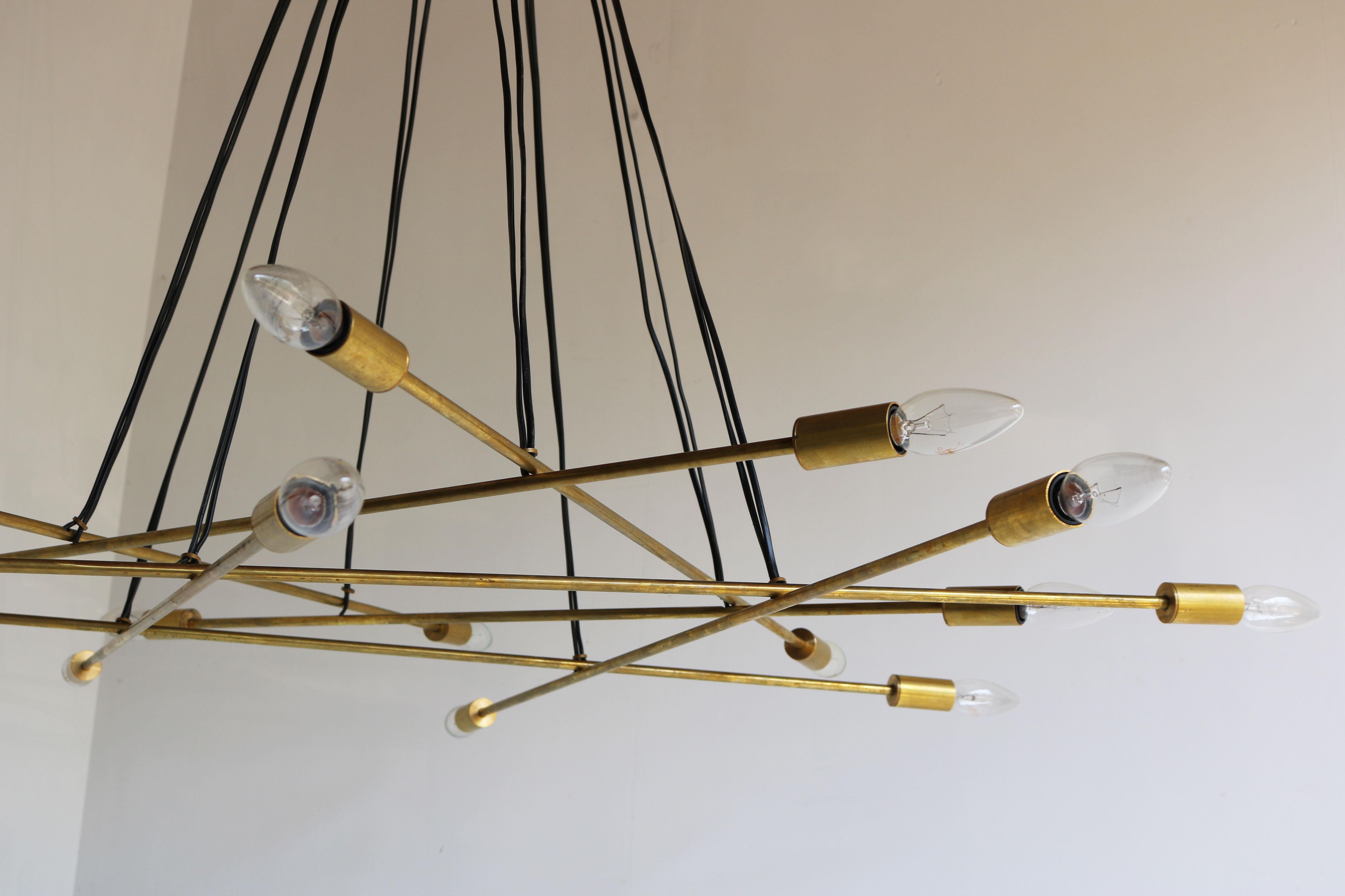 Grand lustre en laiton italien 1950, design du milieu du siècle, minimaliste, style Stilnovo en vente 1