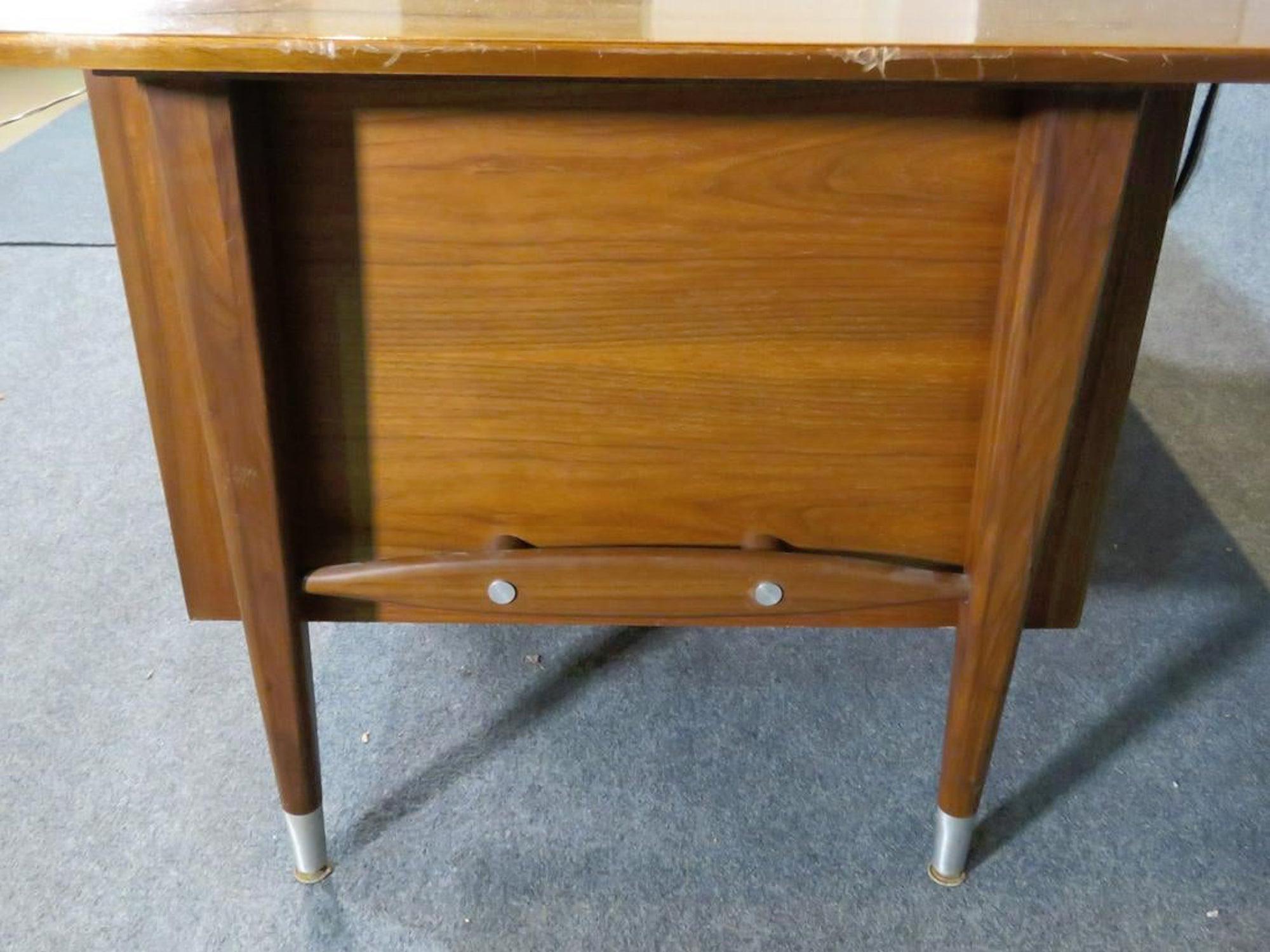 Executive Mid-century Desk In Good Condition For Sale In Brooklyn, NY