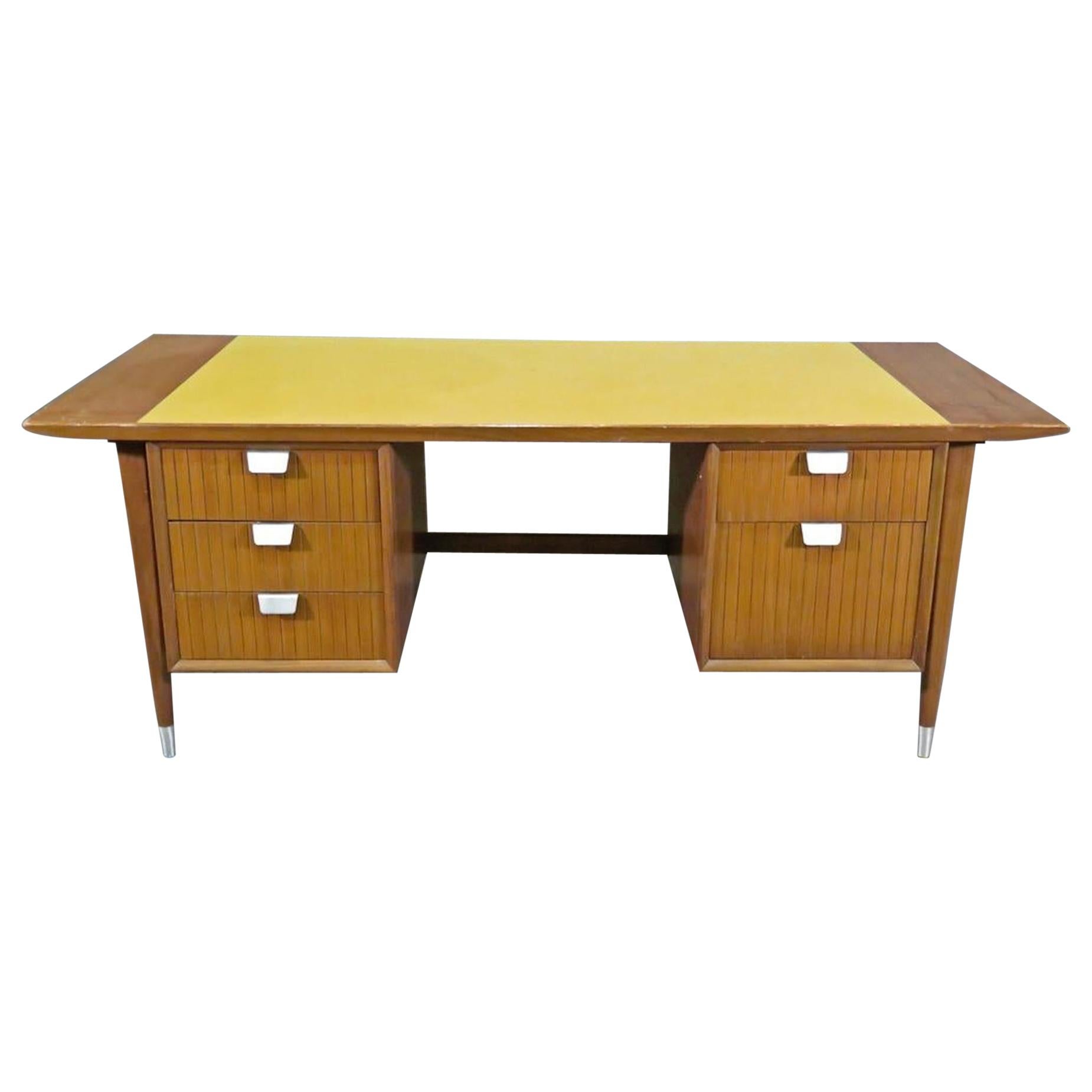 Bureau de direction de style moderne avec plateau en formica jaune, poignées en métal et dossier en rotin.
(Veuillez confirmer l'emplacement de l'article - NY ou NJ - avec le concessionnaire).
 