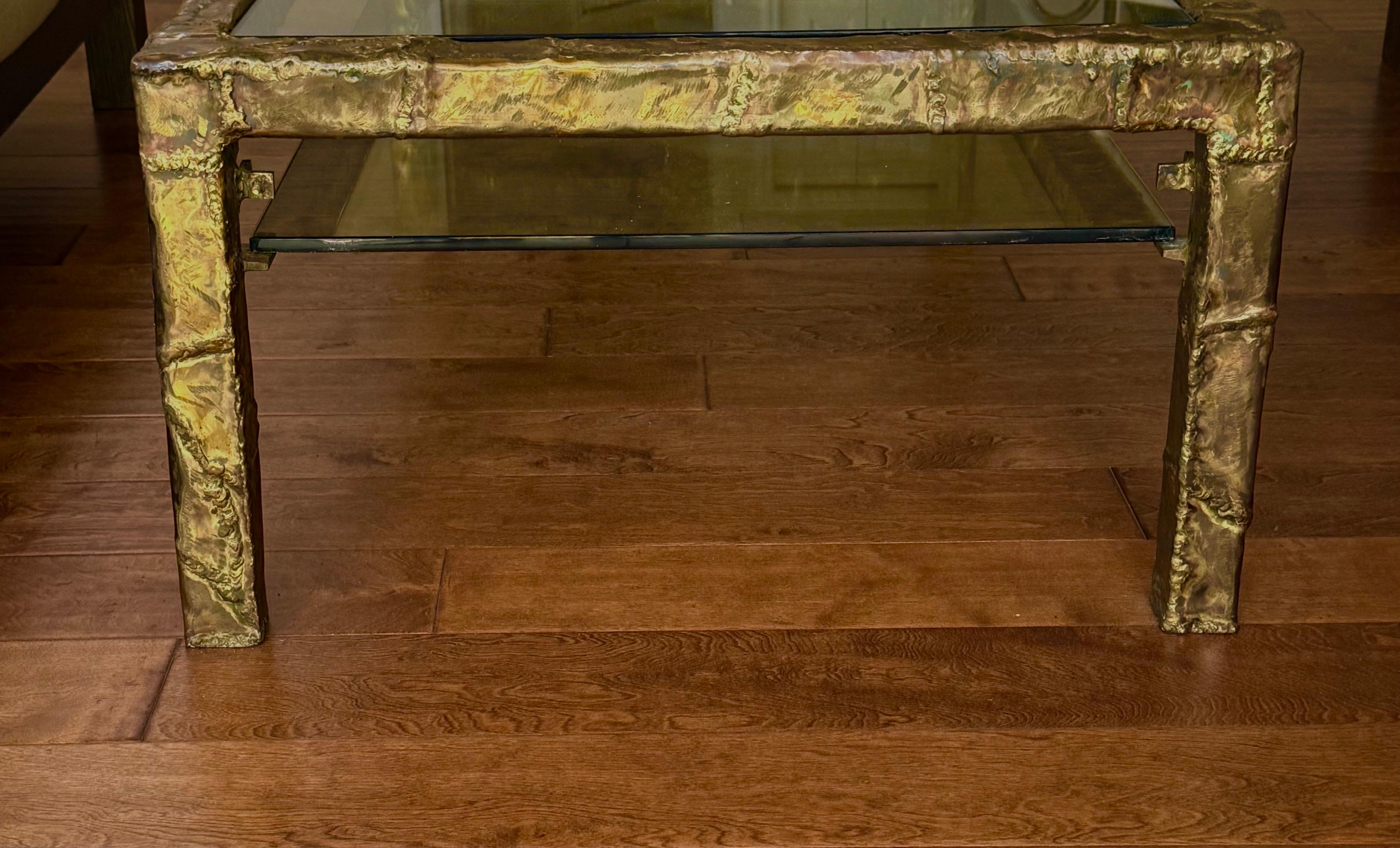 Martelé Grande table basse en bronze du milieu du siècle dernier, signée Silas Seandel, 1970 en vente