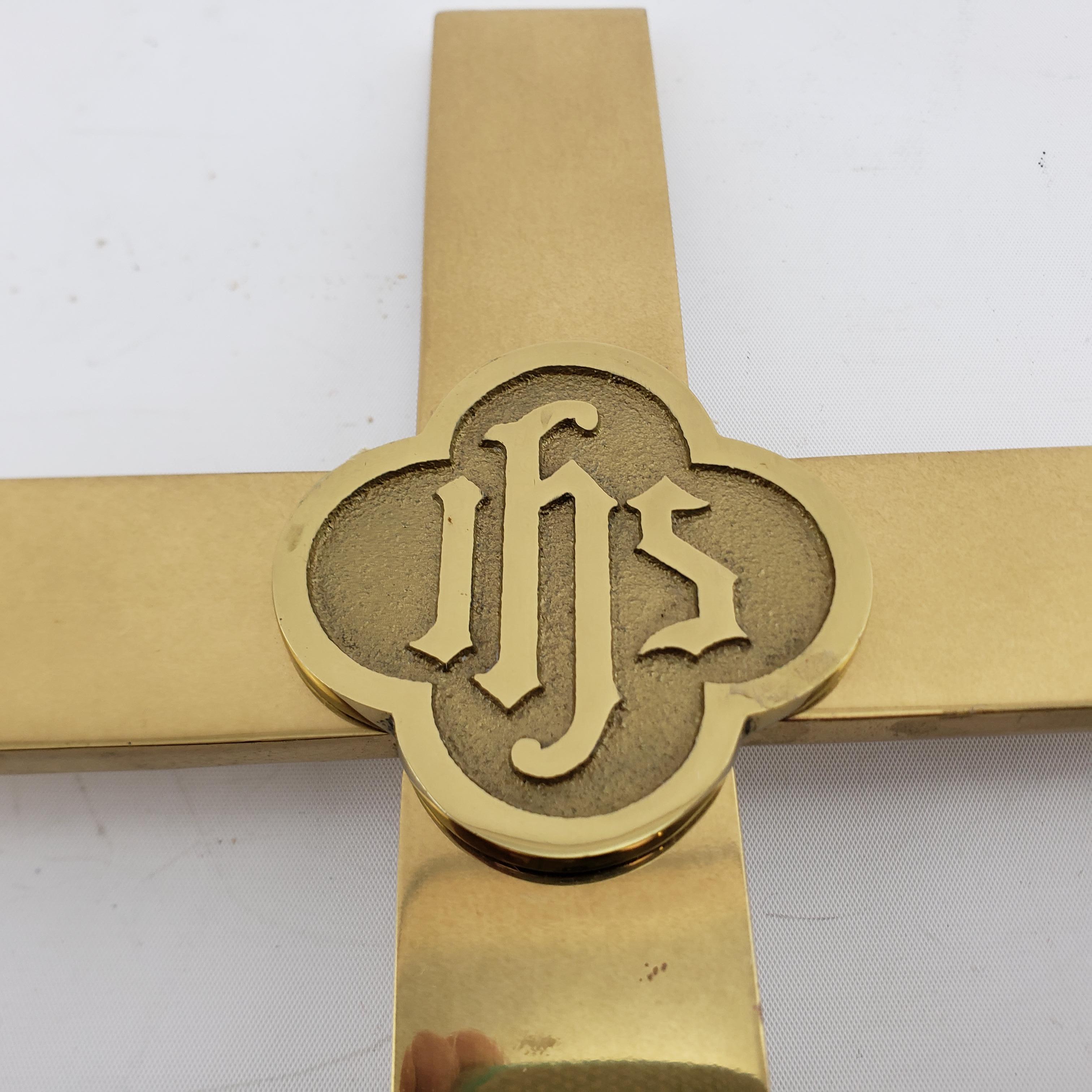 Large Mid-Century Era Brass Church Cross or Crucifix with Stepped Base For Sale 1
