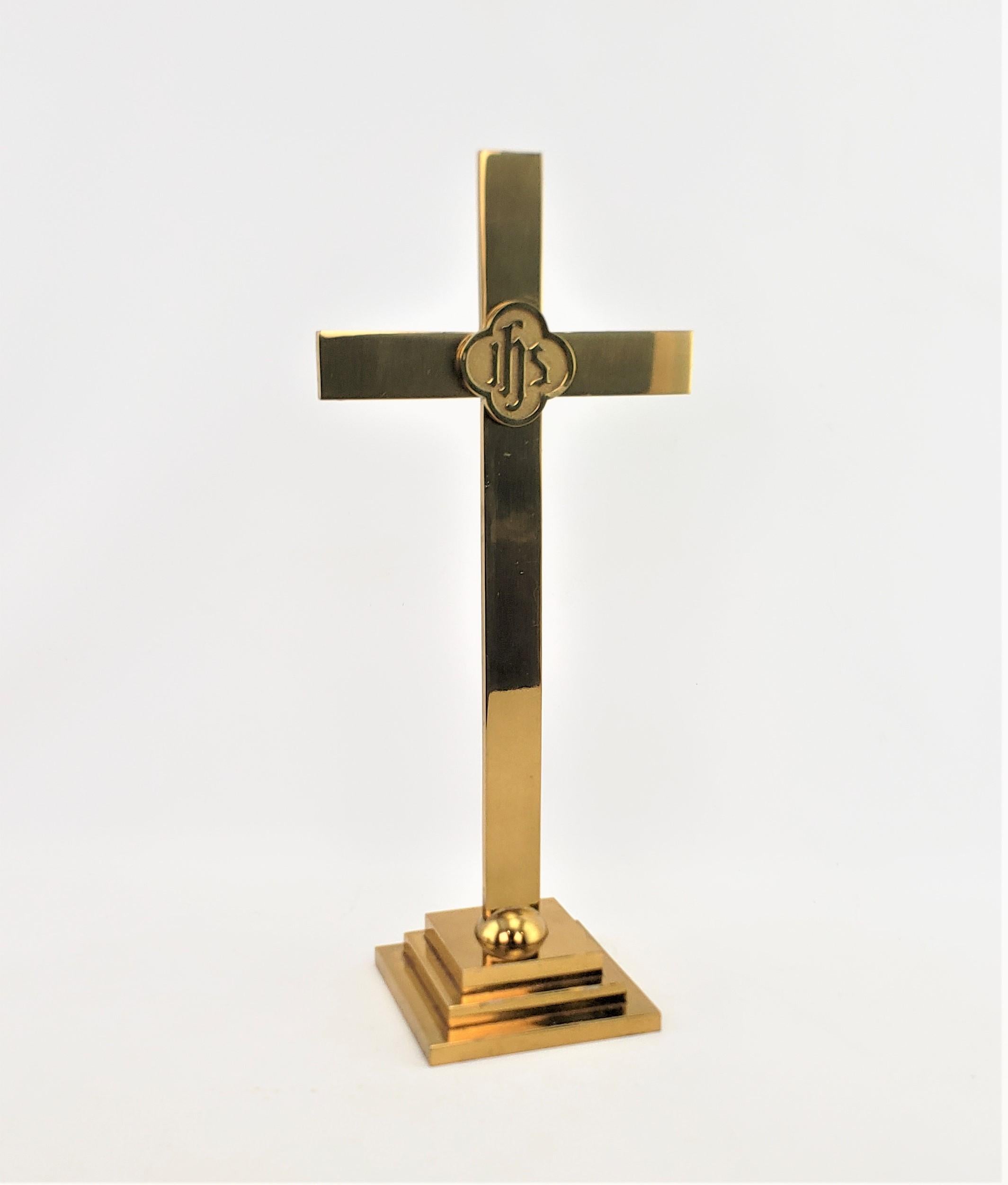 Dieses große Kirchenkreuz aus Messing und vermessingtem Metall wurde von Sudbury, vermutlich in den Vereinigten Staaten, um 1970 im Stil der Jahrhundertmitte hergestellt. Das Kreuz besteht vermutlich aus massivem Messing, wurde aber nicht geprüft,