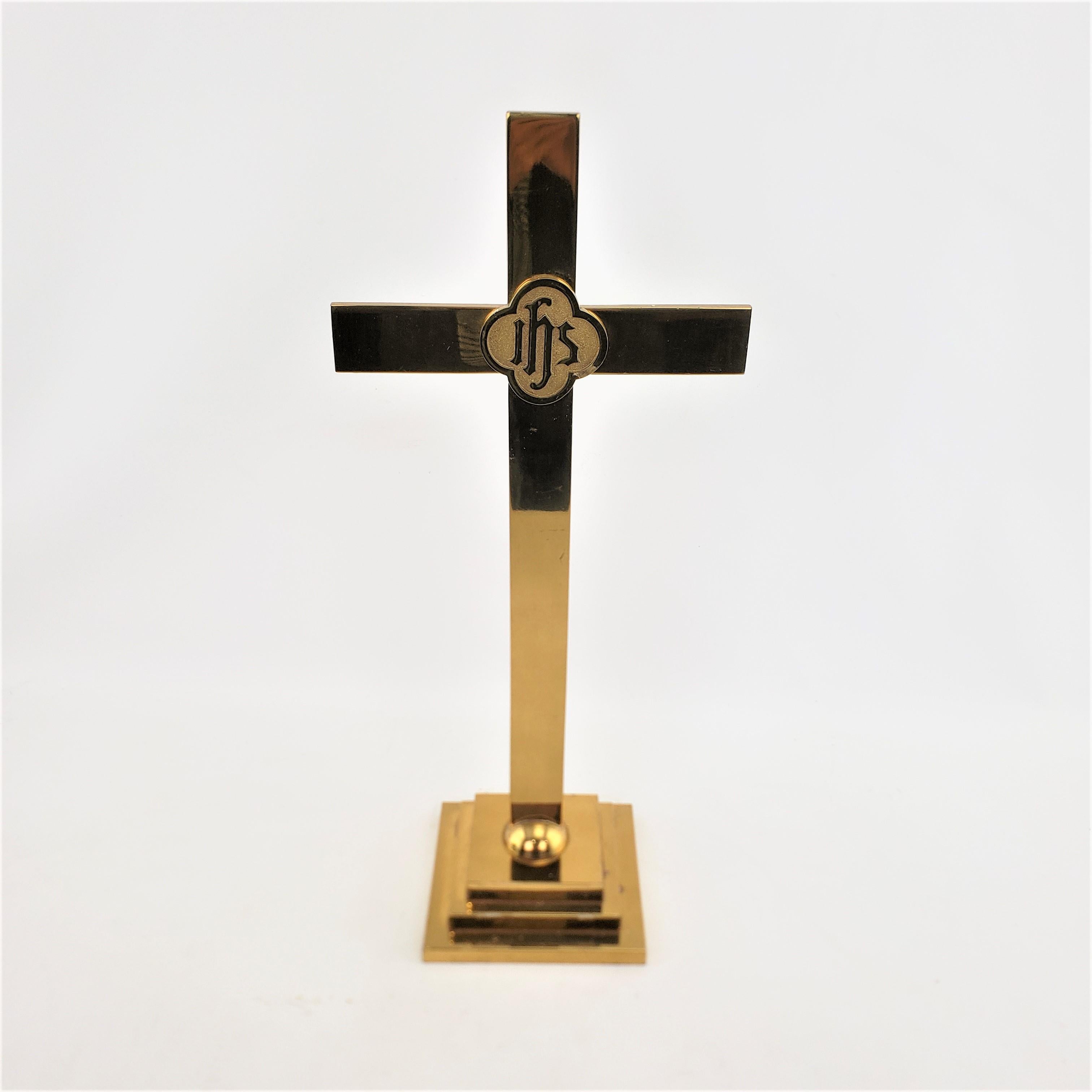 Großes Kirchenkreuz oder Kruzifix aus Messing mit gestuftem Sockel aus der Mitte des Jahrhunderts (Moderne der Mitte des Jahrhunderts) im Angebot