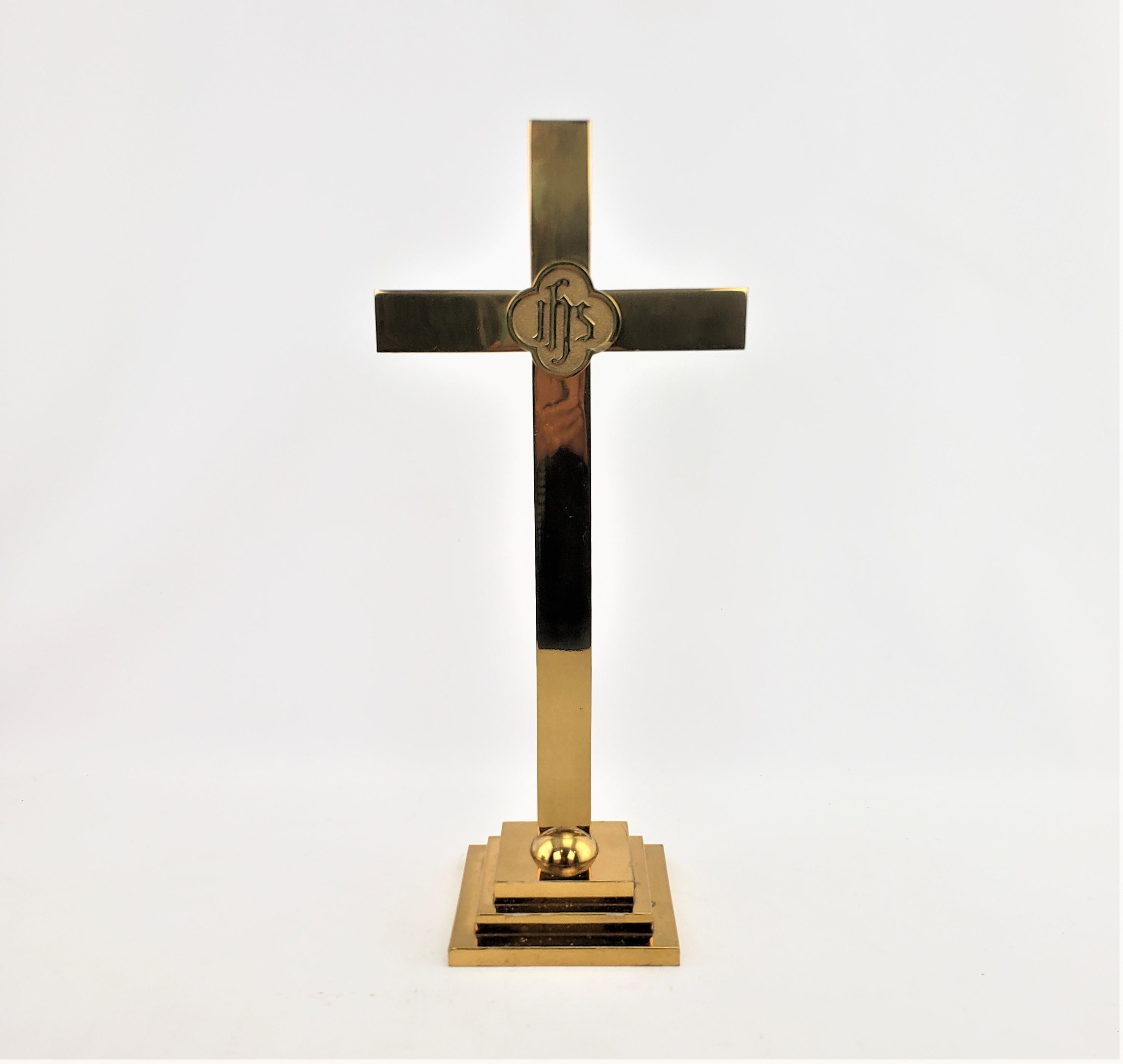 Großes Kirchenkreuz oder Kruzifix aus Messing mit gestuftem Sockel aus der Mitte des Jahrhunderts (amerikanisch) im Angebot