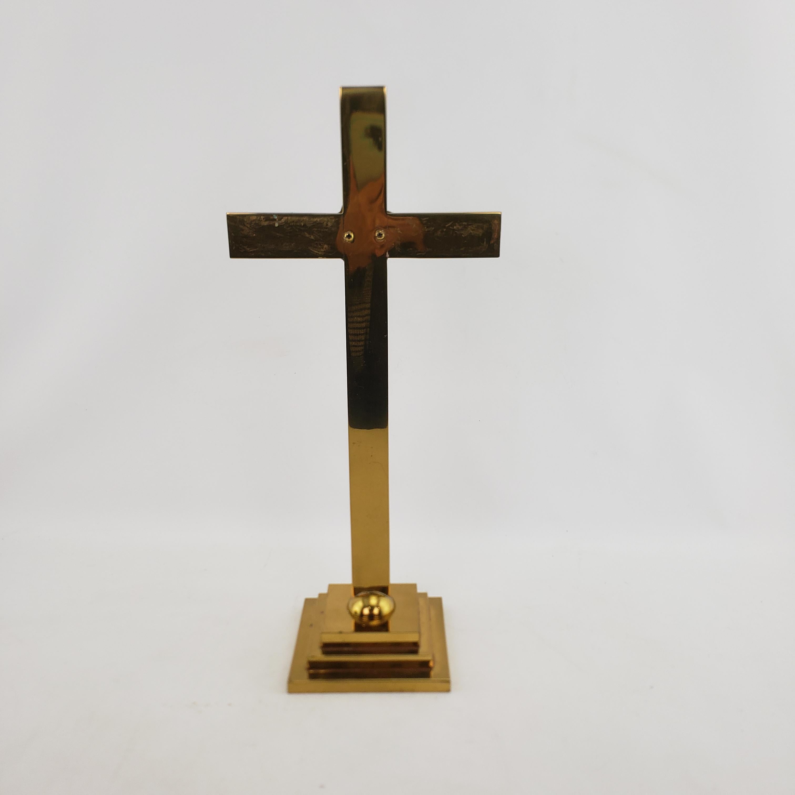 Großes Kirchenkreuz oder Kruzifix aus Messing mit gestuftem Sockel aus der Mitte des Jahrhunderts im Zustand „Gut“ im Angebot in Hamilton, Ontario