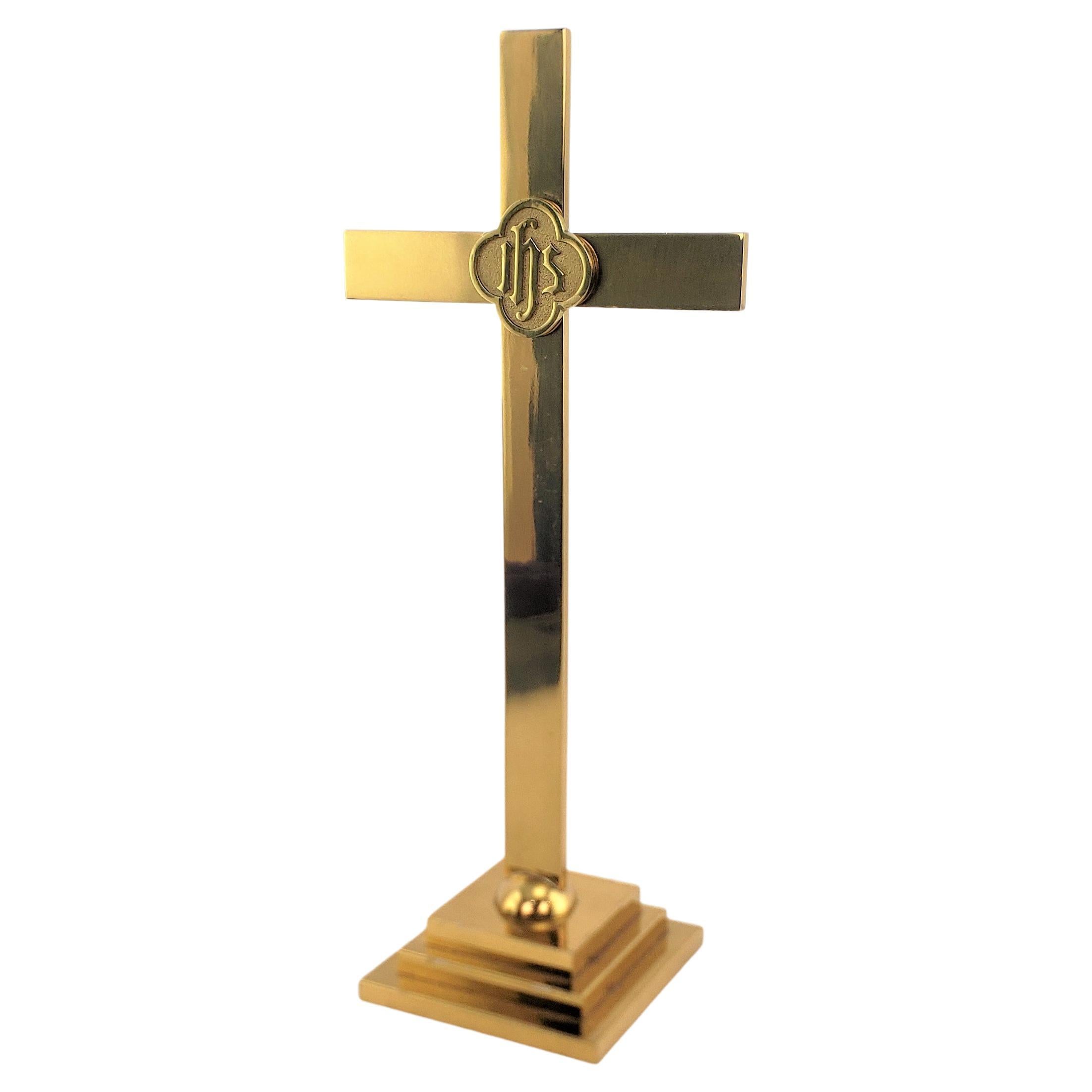 Großes Kirchenkreuz oder Kruzifix aus Messing mit gestuftem Sockel aus der Mitte des Jahrhunderts im Angebot