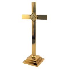 Grande croix ou crucifix d'église en laiton de l'époque médiévale avec base à gradins