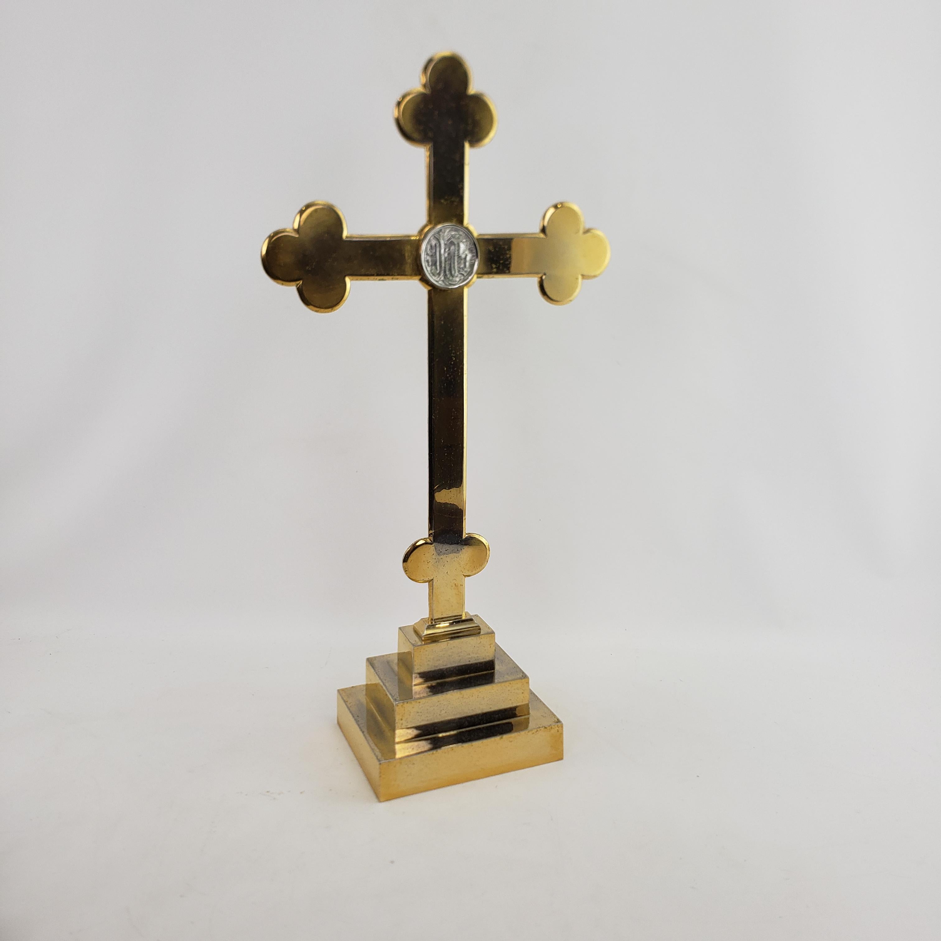 Großes messingfarbenes Kirchenkreuz oder Kruzifix aus der Mitte des Jahrhunderts (Moderne der Mitte des Jahrhunderts) im Angebot