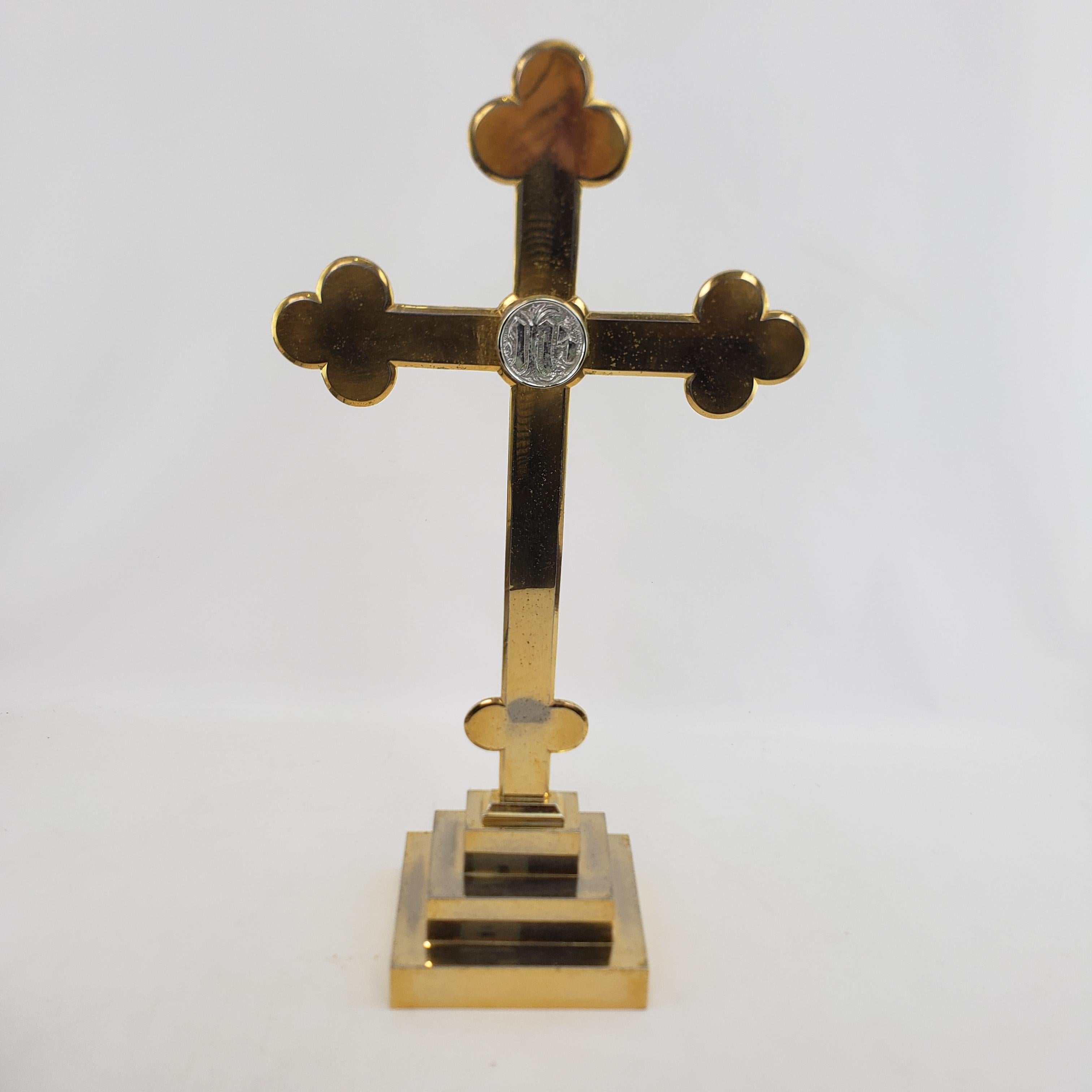 Großes messingfarbenes Kirchenkreuz oder Kruzifix aus der Mitte des Jahrhunderts (Maschinell gefertigt) im Angebot