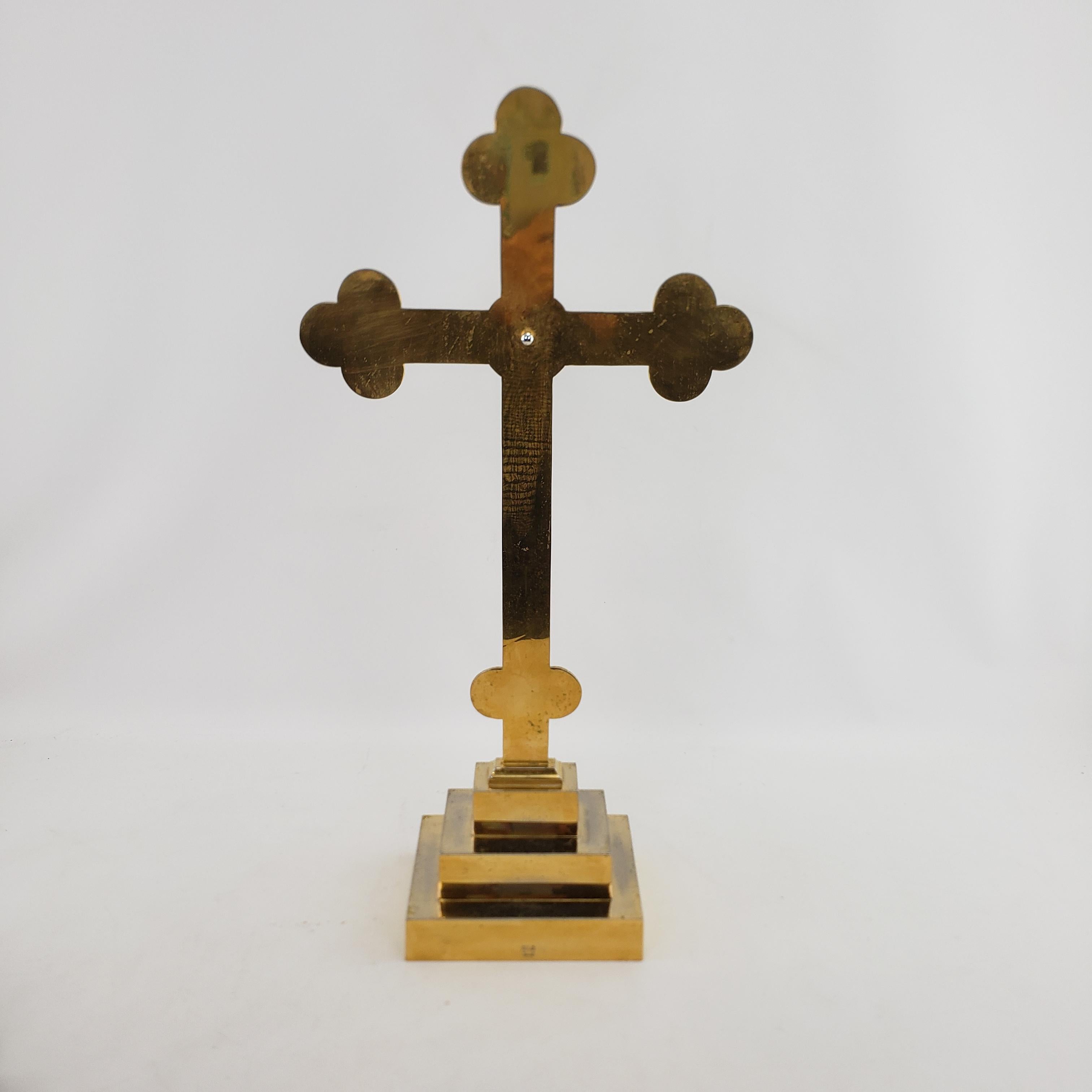 Großes messingfarbenes Kirchenkreuz oder Kruzifix aus der Mitte des Jahrhunderts (20. Jahrhundert) im Angebot