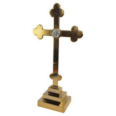 Grande croix ou crucifix d'église chrétienne en laiton plaqué de l'époque médiévale