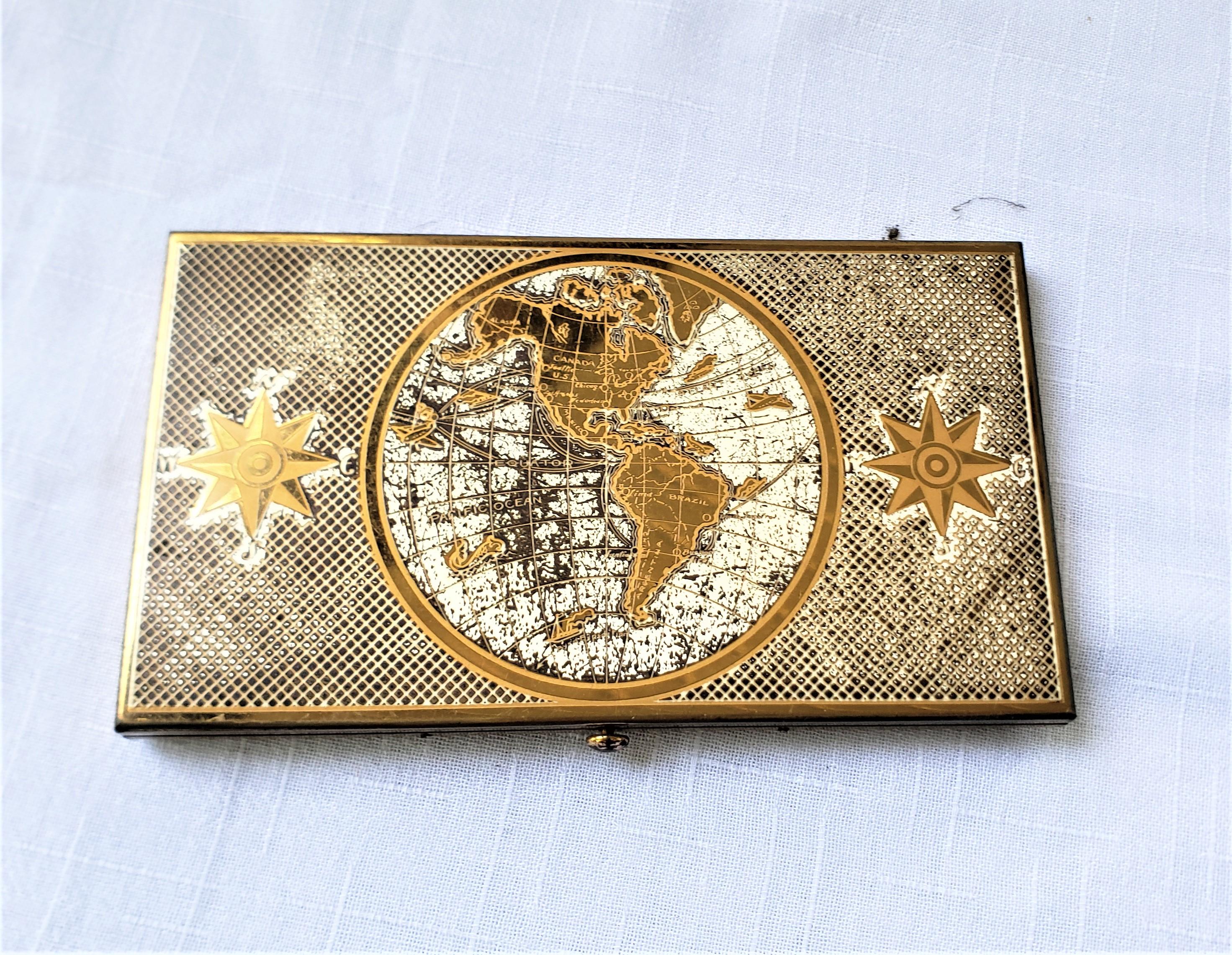 Gravé Grand étui à cigarettes en métal de l'époque médiévale avec décoration de globe mondial et de boussole en vente