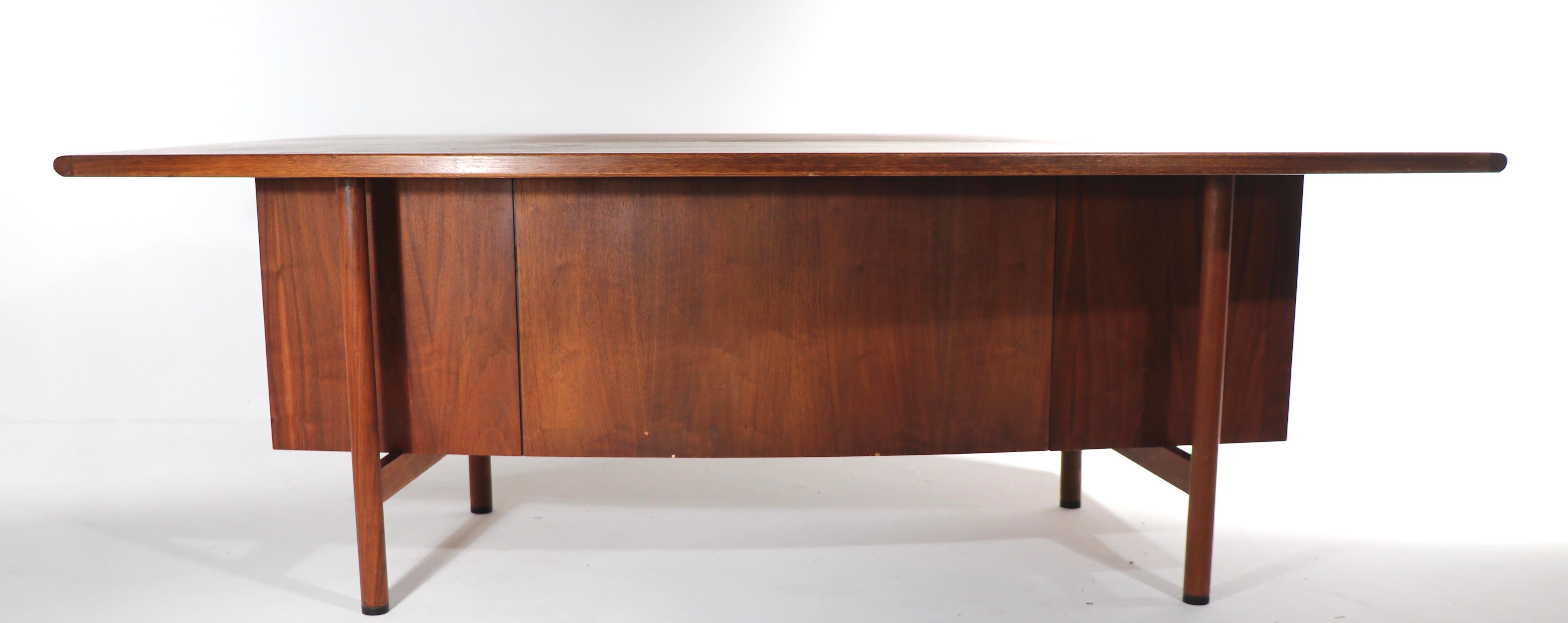 Large Mid Century Executive Office Desk after Risom In Good Condition In New York, NY