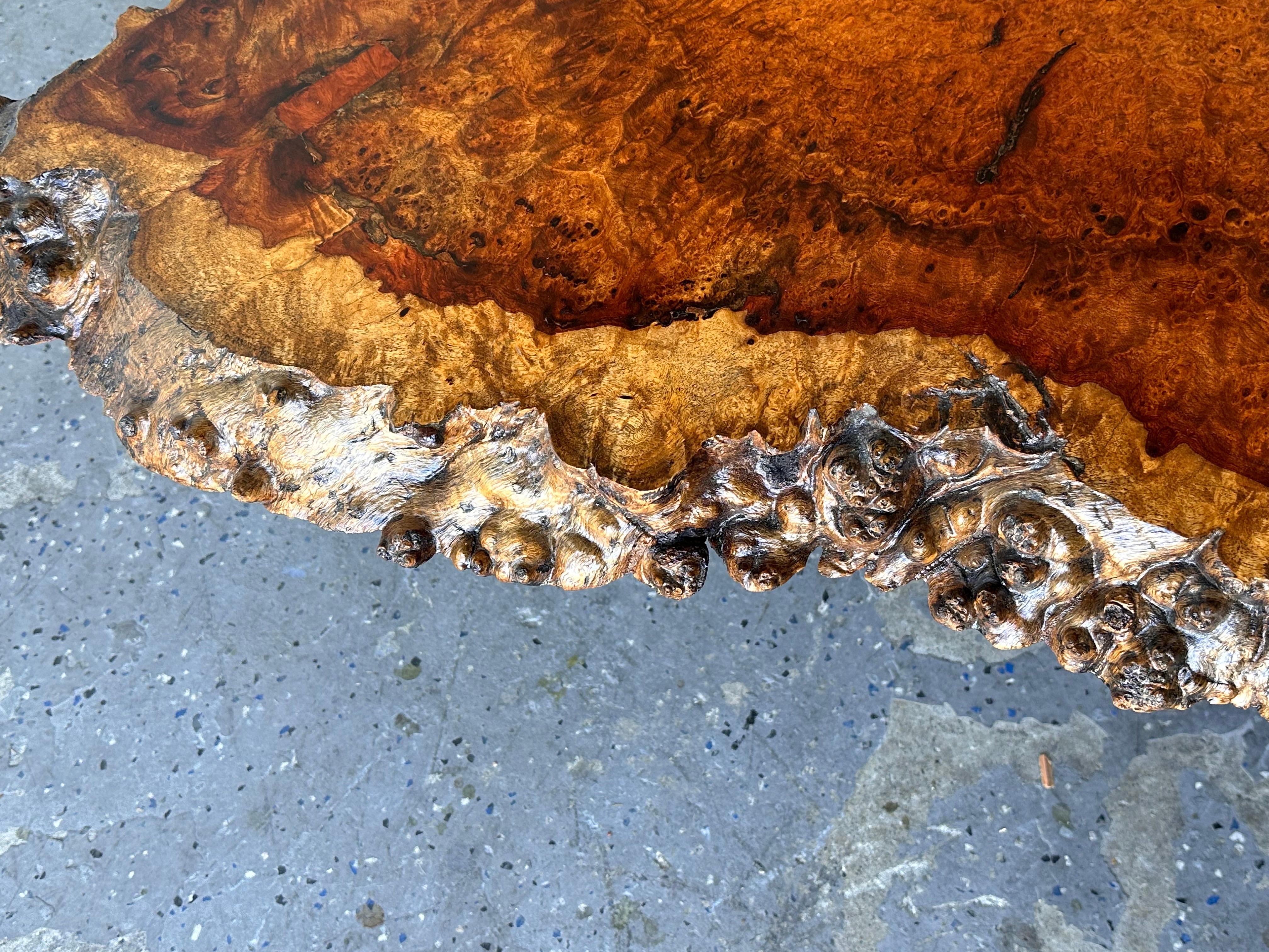 Broussin Grande table basse en bois de ronce exotique du milieu du siècle, unique et vivante en vente