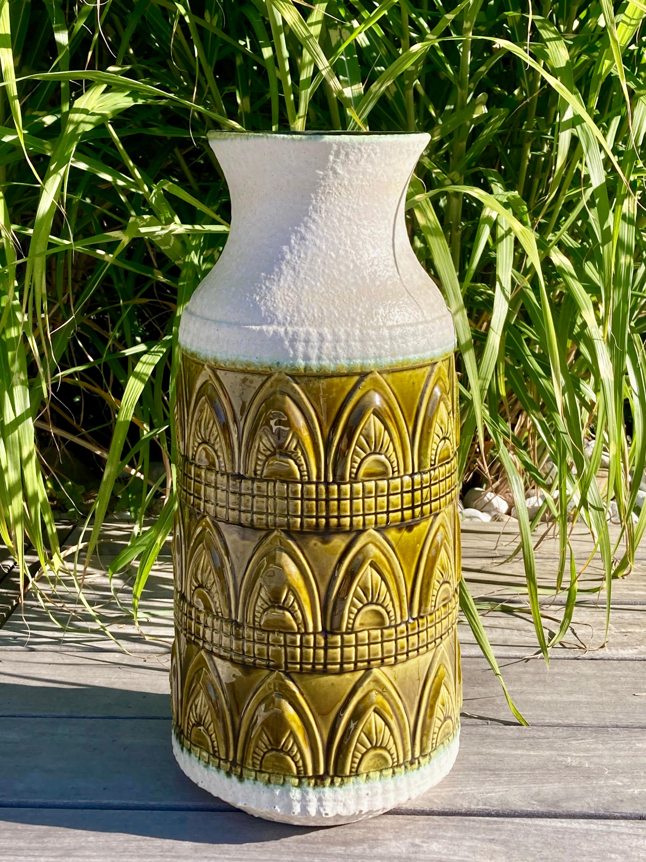Un étonnant et très recherché vase de sol en lave grasse, datant du milieu du siècle dernier et des années 1960, réalisé par le célèbre potier ouest-allemand Üebelacker, également appelé Ü-Keramik. L'entreprise a été fondée en 1909 par Johann