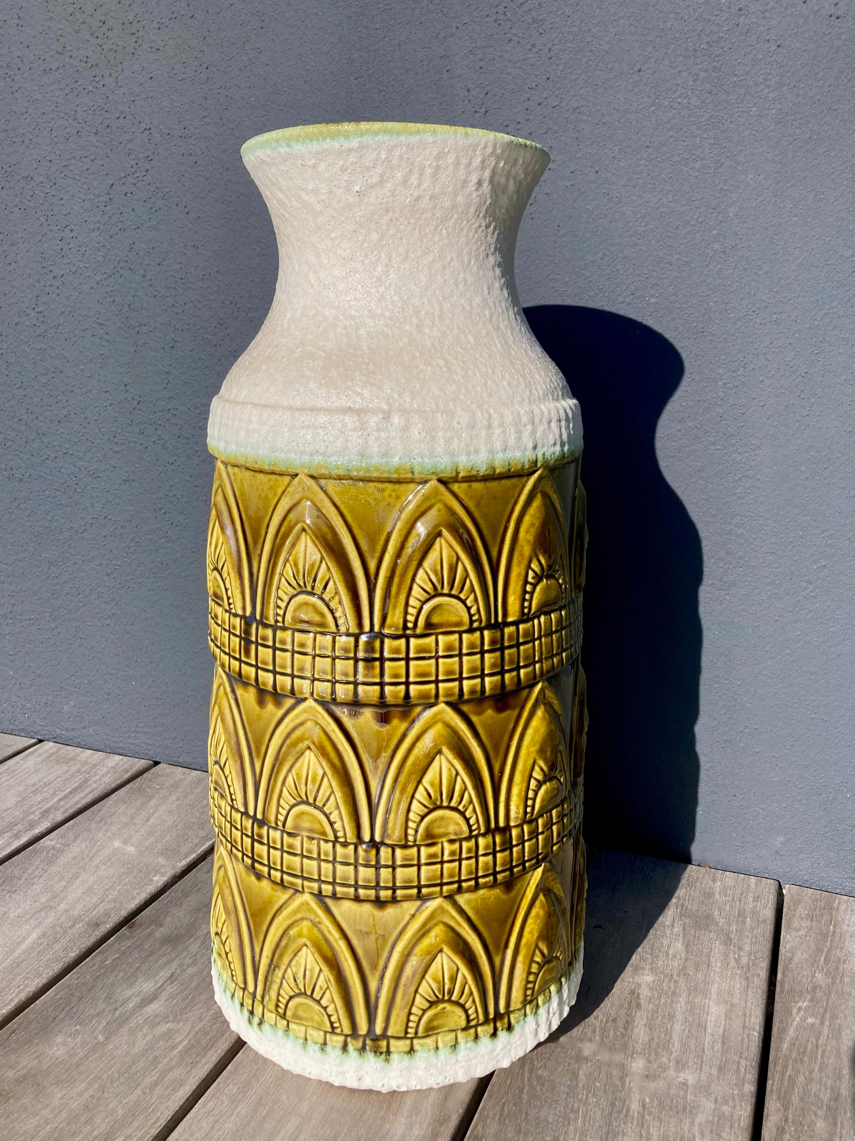 Mid-Century Modern Grand vase de sol en lave grasse du milieu du siècle par le potier d'art ouest-allemand Üebelacker  WGP en vente
