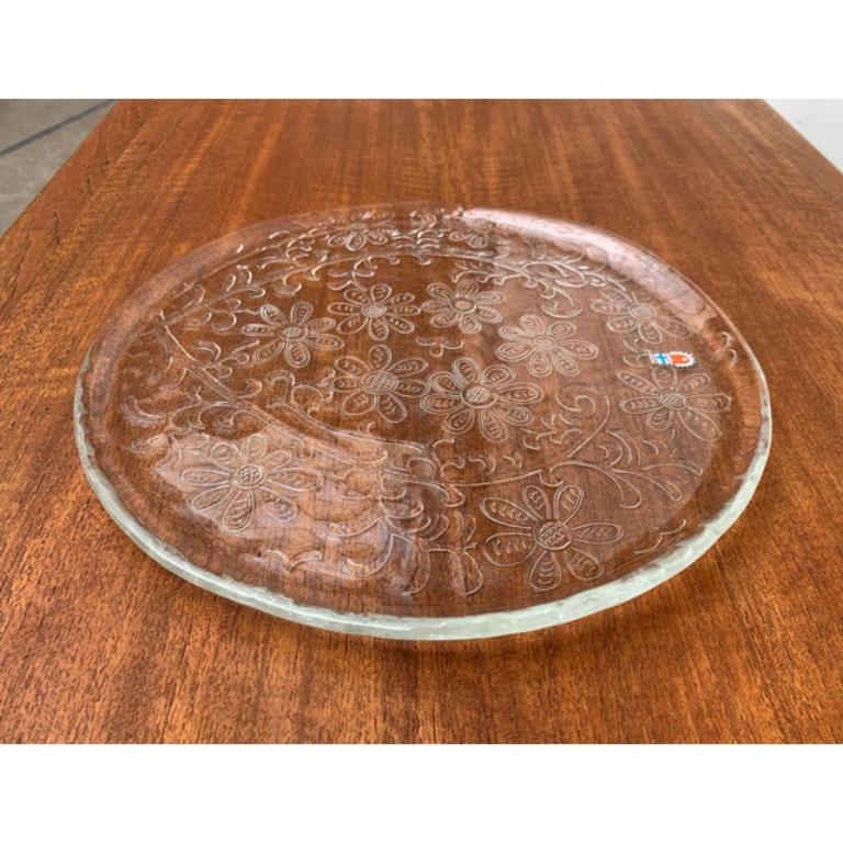 Grande piatto in vetro finlandese di metà secolo di Humppila, in condizioni impeccabili. Progettato tra il 1960 e il 1969 Questo pezzo ha un marchio di attribuzione.

Informazioni aggiuntive:
Materiali: Vetro
Periodo: 1960s
Stili: Medioevo