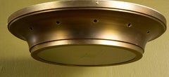 Große Midcentury Flush Mount Leuchte mit Goldband und mattiertem Glassockel