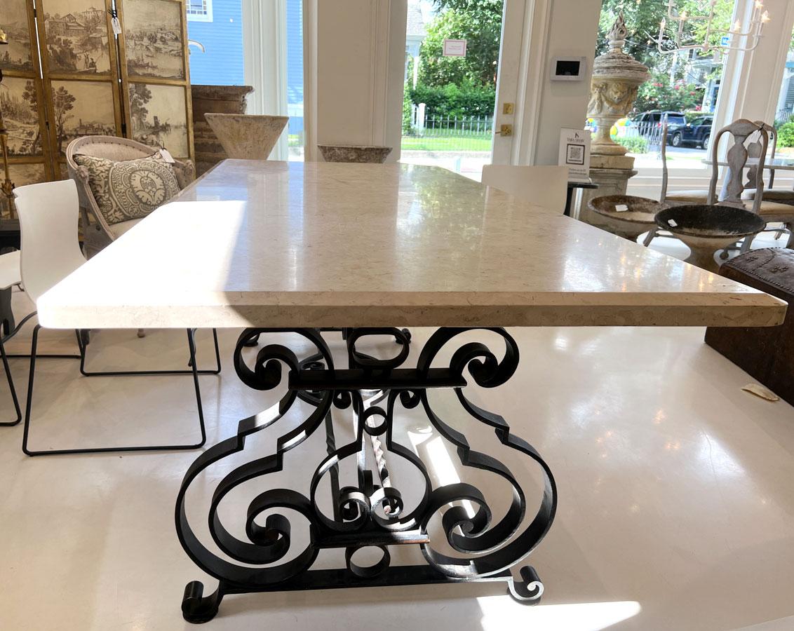 Cette grande table de salle à manger du milieu du siècle est un mélange parfait de design industriel et de matériaux luxueux, ce qui en fait une pièce remarquable pour n'importe quel espace de salle à manger. La table présente une base robuste en