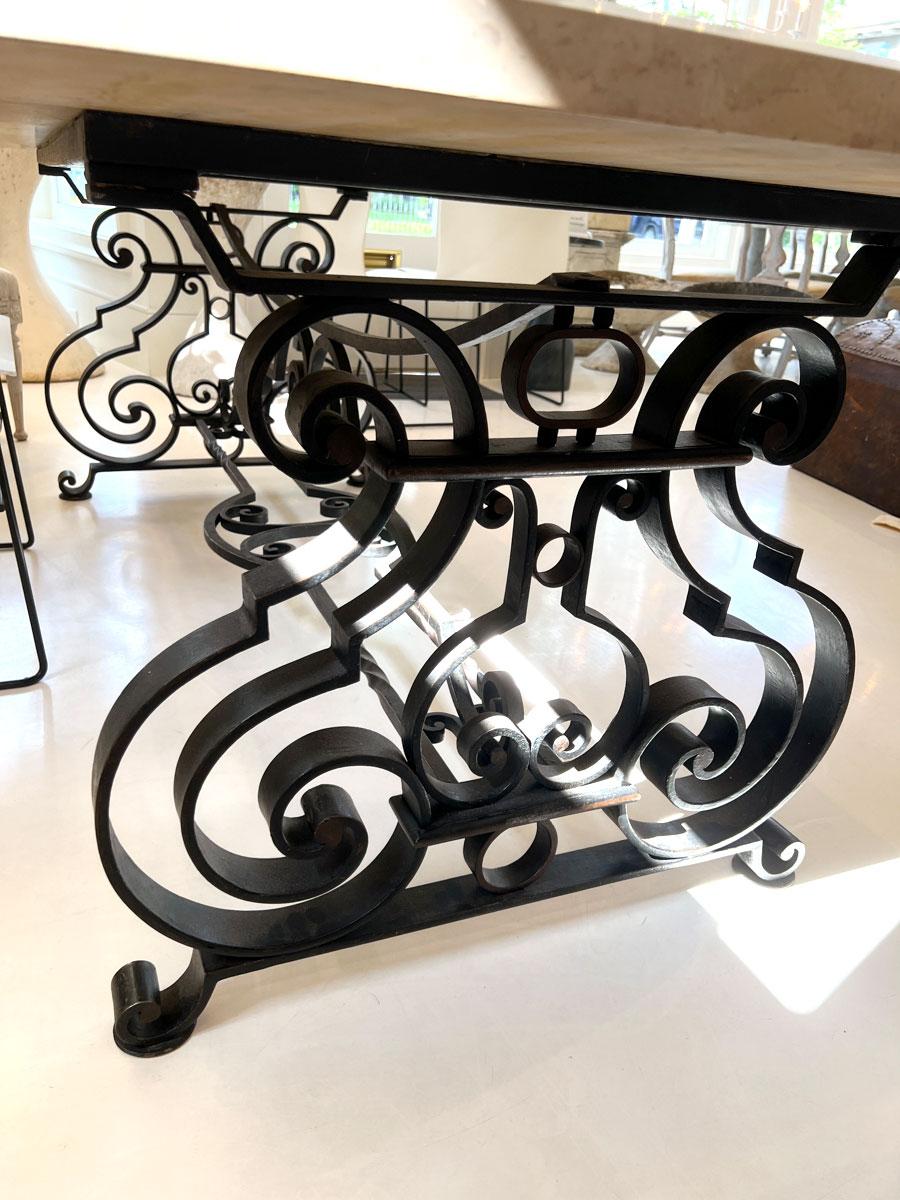 Grande table de salle à manger en fer forgé et marbre du milieu du siècle dernier État moyen - En vente à New Orleans, LA